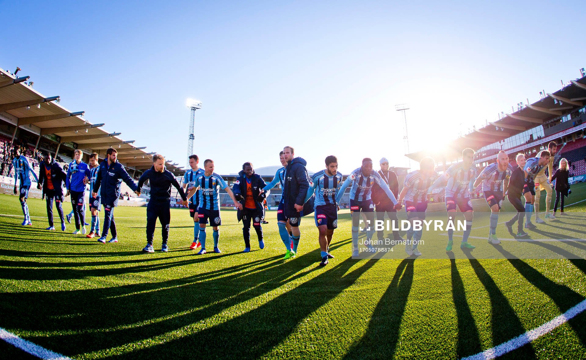 Djurgården firar segern framför fansen