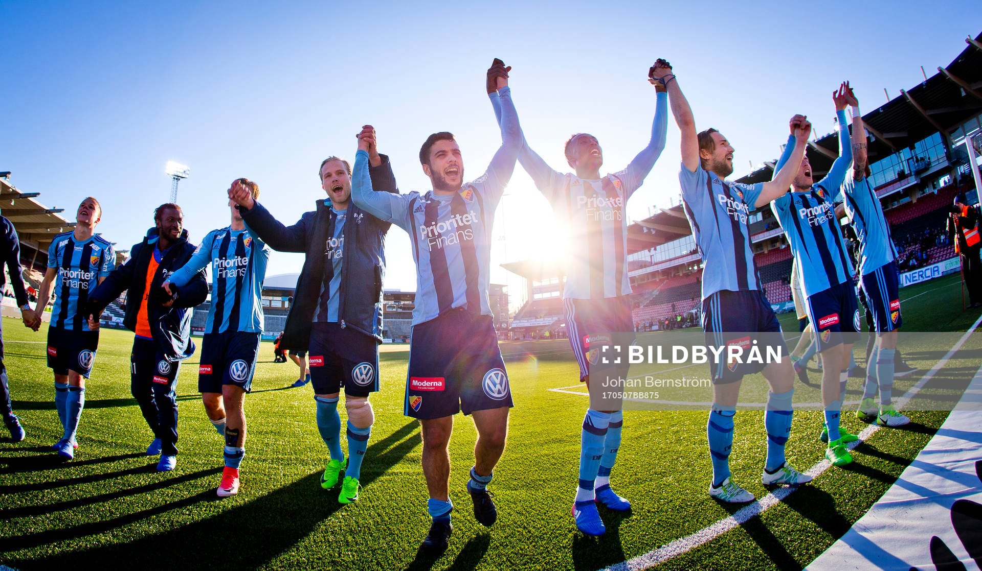 Djurgården firar segern framför fansen