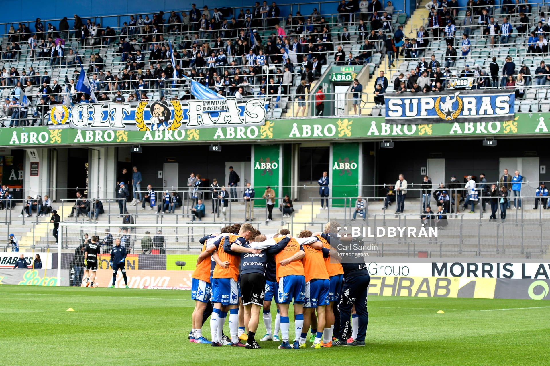 IFK Göteborgs spelare samlade framför publiken