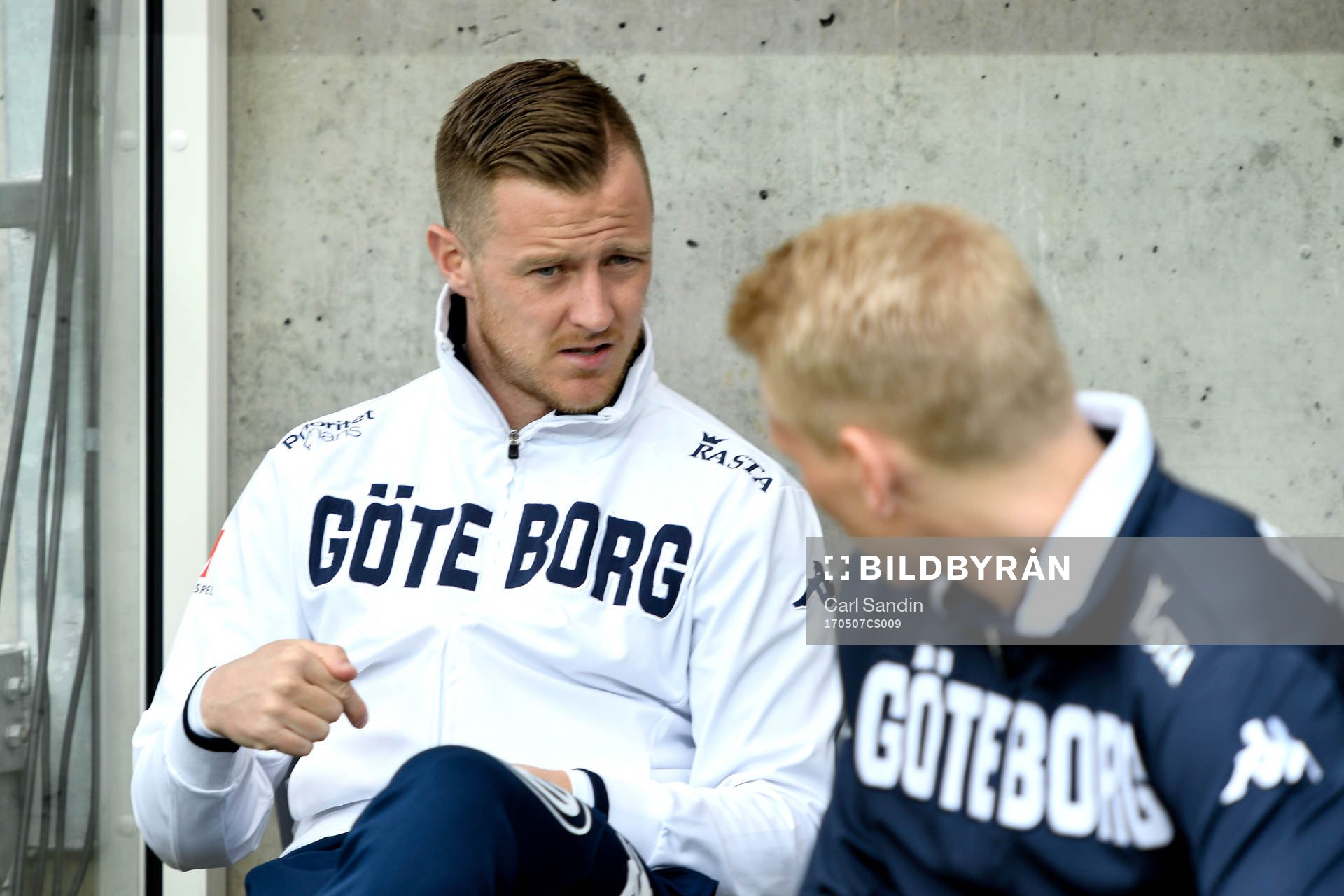 IFK Göteborgs Scott Jamieson på bänken inför fotbollsmatchen i Allsvenskan mellan IFK Göteborg och Kalmar den 7 maj 2017 i Göteborg.