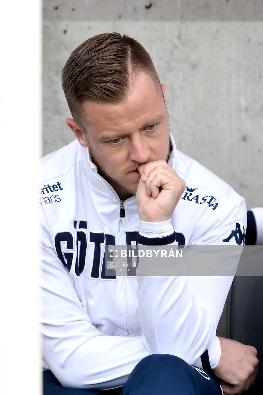 IFK Göteborgs Scott Jamieson på bänken inför fotbollsmatchen i Allsvenskan mellan IFK Göteborg och Kalmar den 7 maj 2017 i Göteborg.
