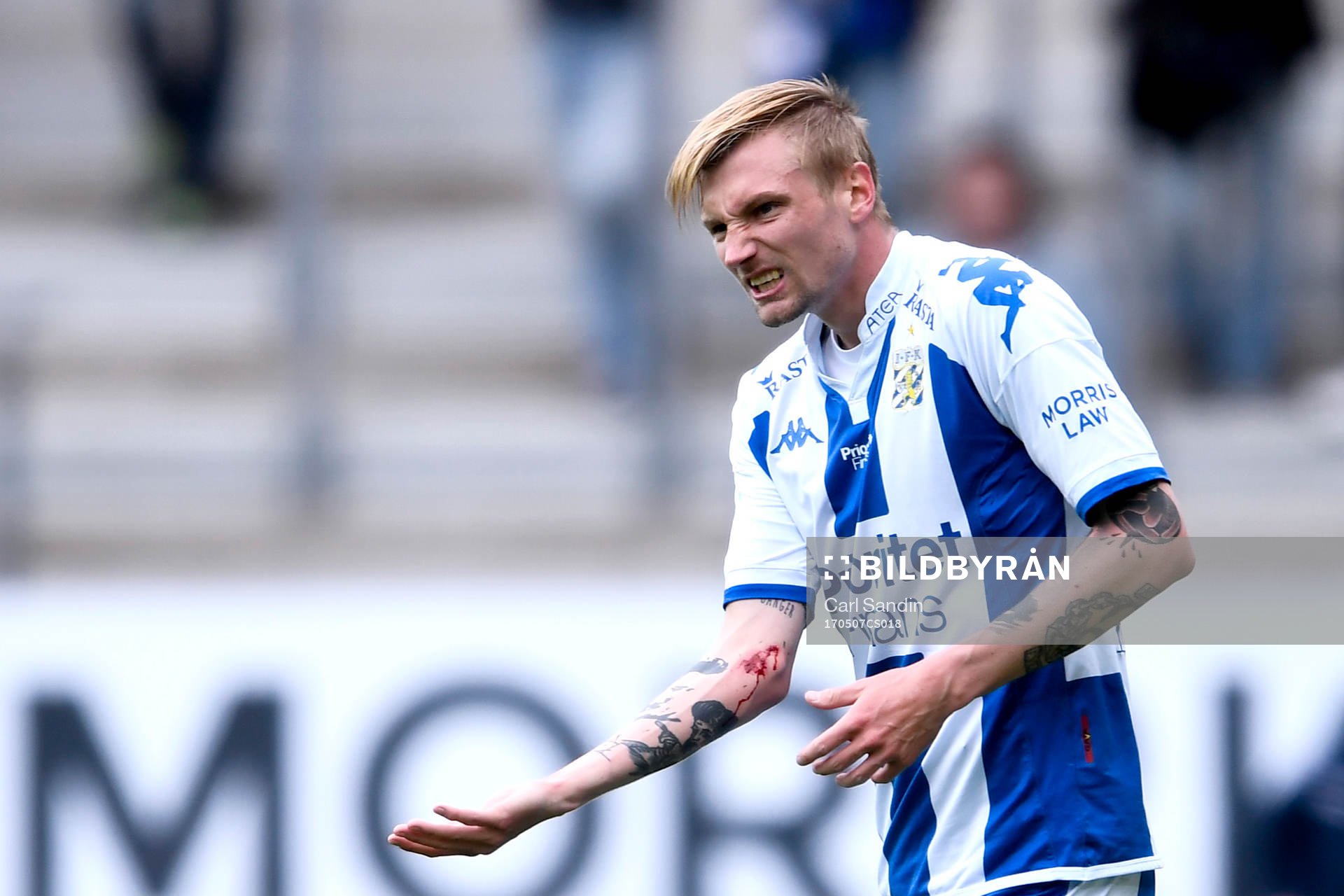 IFK Göteborgs Sebastian Eriksson grinar illa