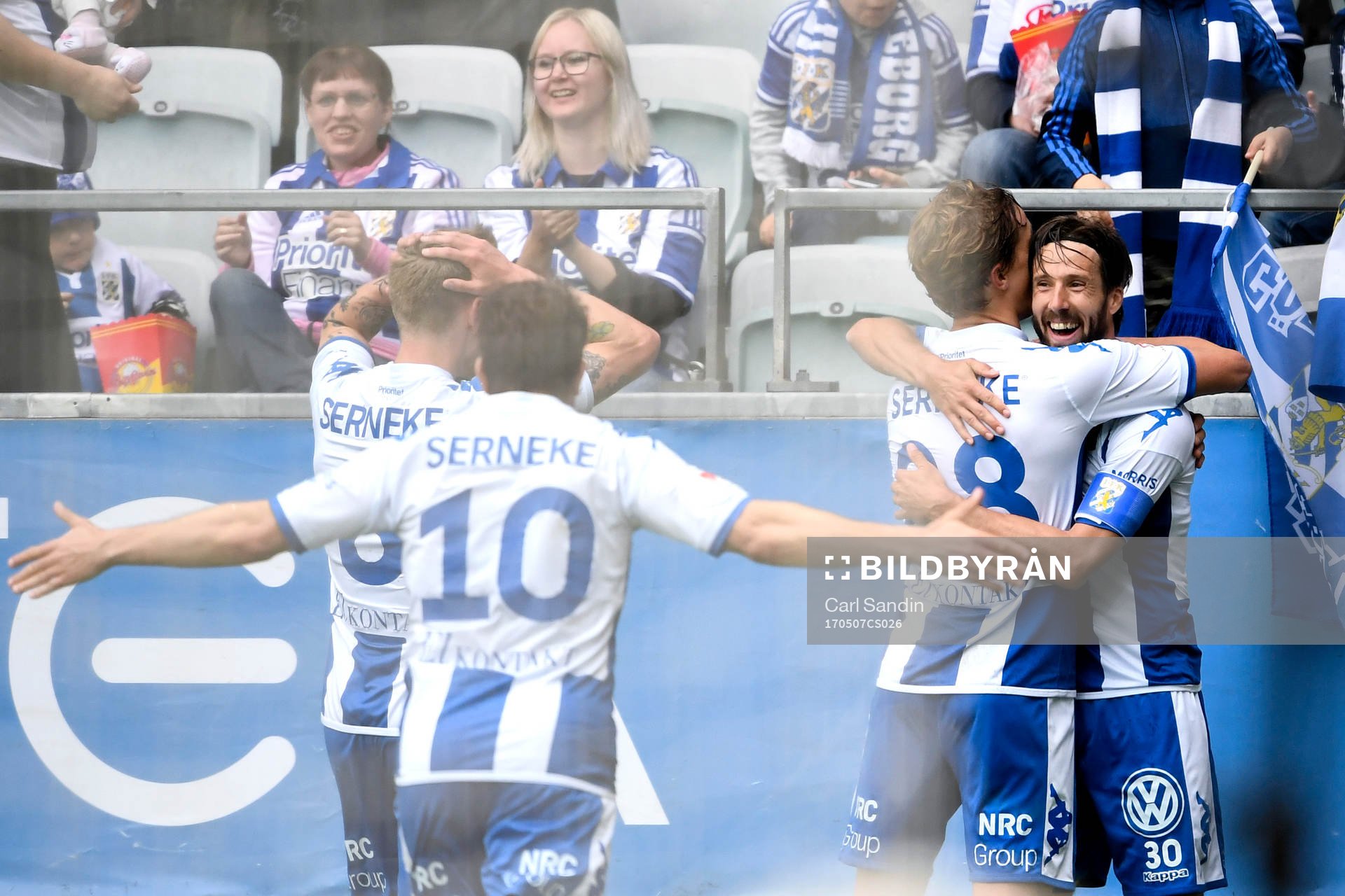 IFK Göteborgs Mattias Bjärsmyr jublar med lagkamrater efter 3-0 under fotbollsmatchen i Allsvenskan mellan IFK Göteborg och Kalmar den 7 maj 2017 i Göteborg.