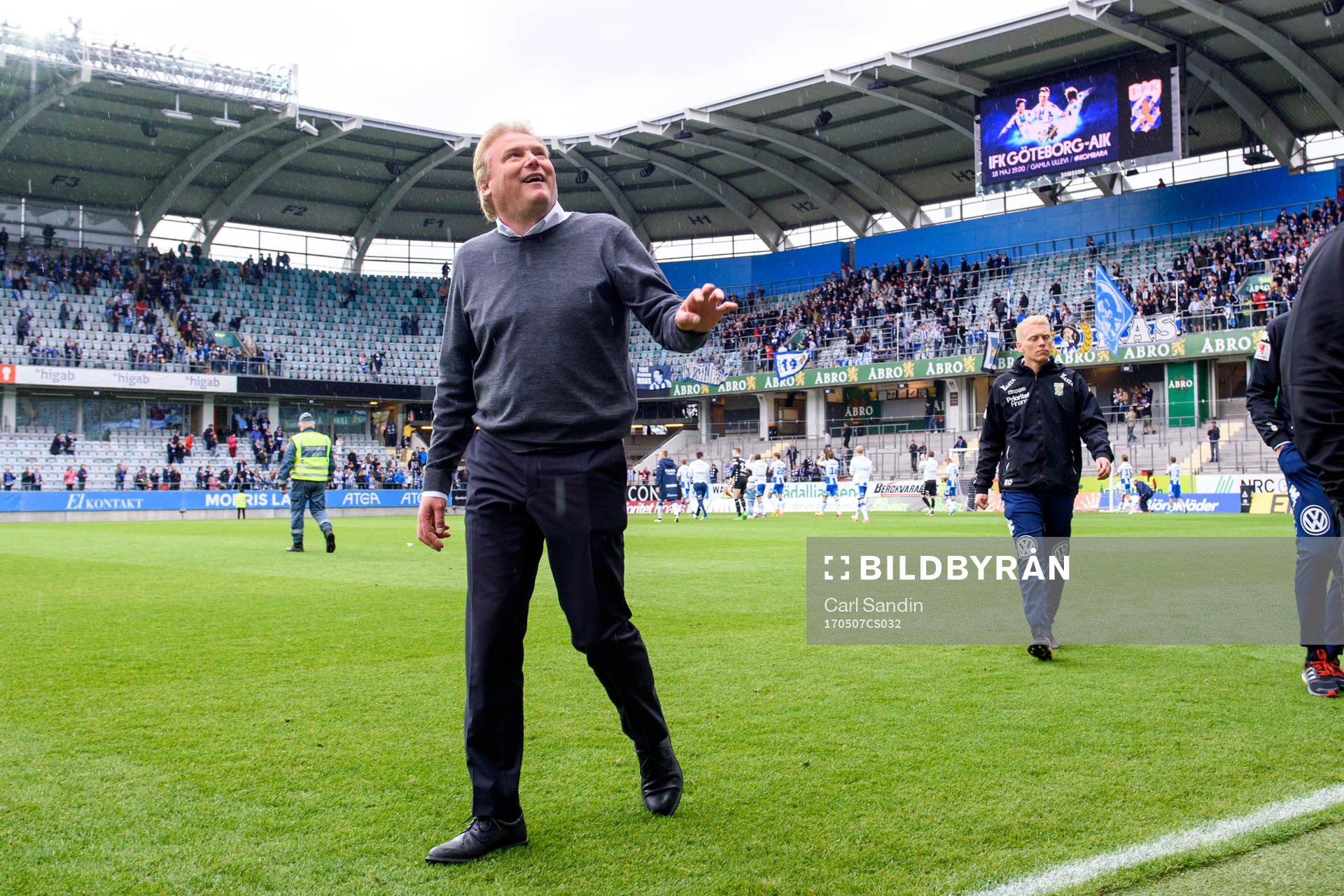 IFK Göteborgs tränare Jörgen Lennartsson tackar publiken