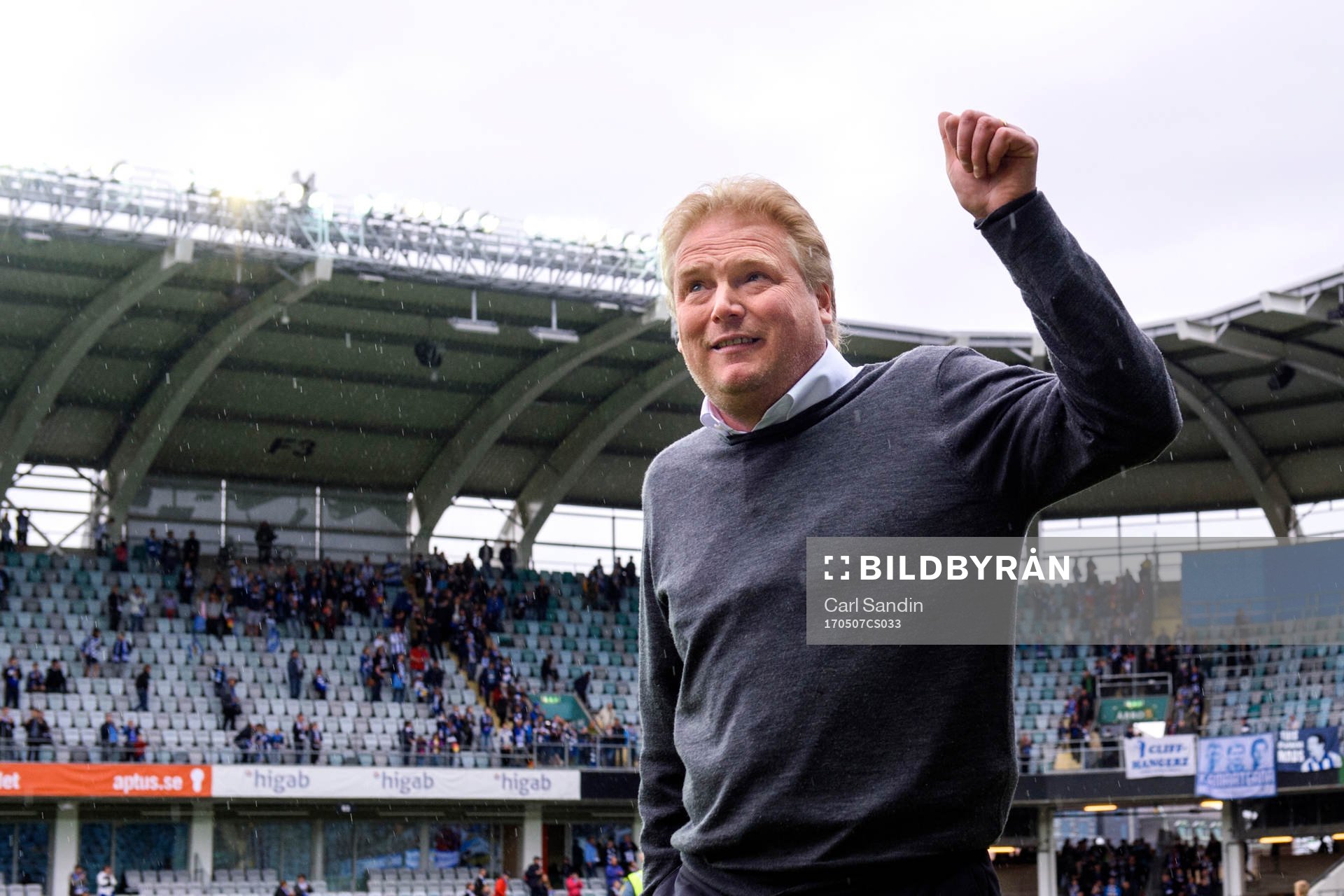 IFK Göteborgs tränare Jörgen Lennartsson tackar publiken
