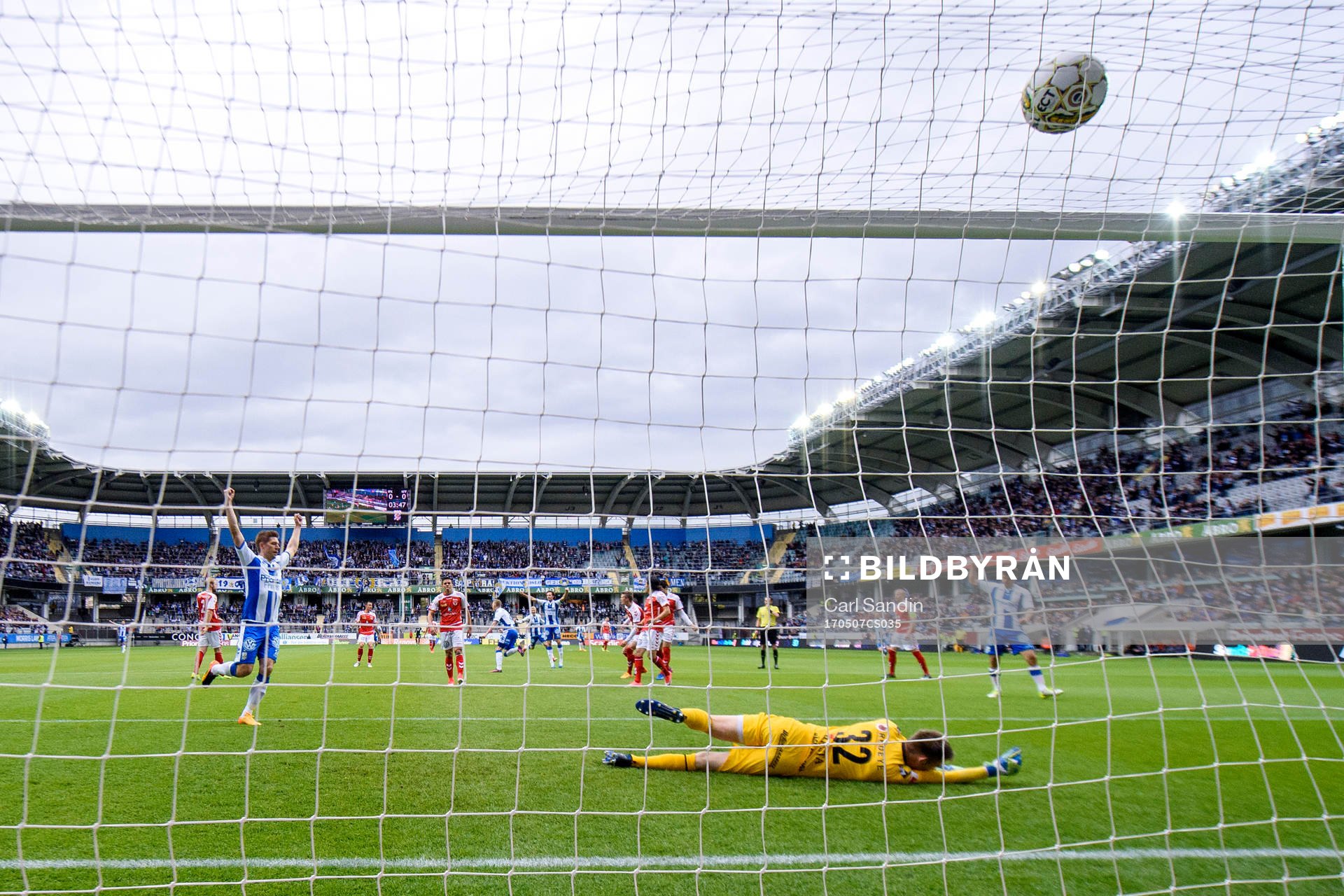 IFK Göteborgs Mikael Boman jublar efter att Sören Rieks gjort 1-0 bakom Kalmars målvakt Lucas Hägg-Johansson under fotbollsmatchen i Allsvenskan mellan IFK Göteborg och Kalmar den 7 maj 2017 i Göteborg.