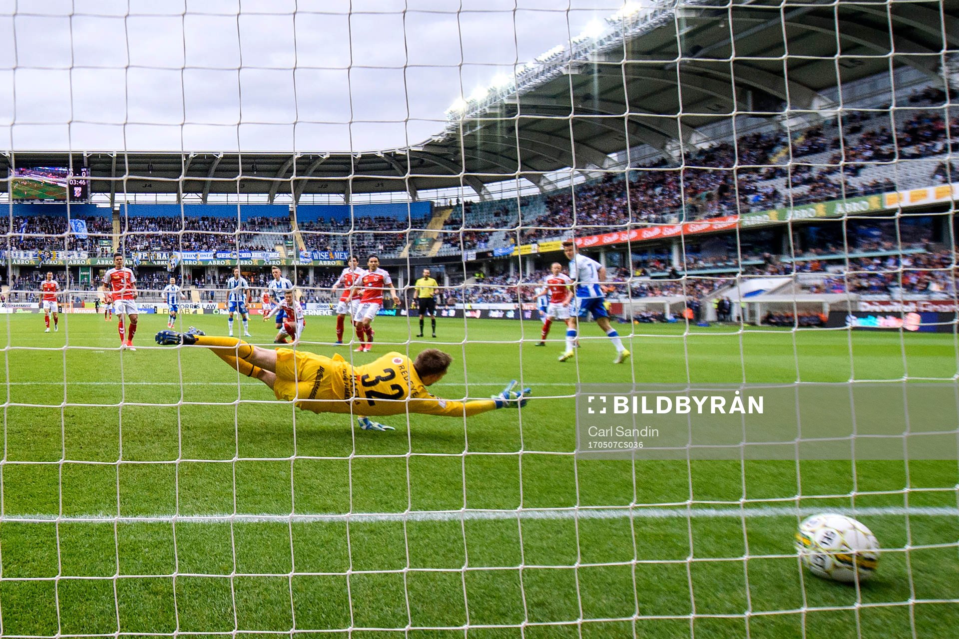 IFK Göteborgs Sören Rieks gör 1-0 bakom Kalmars målvakt