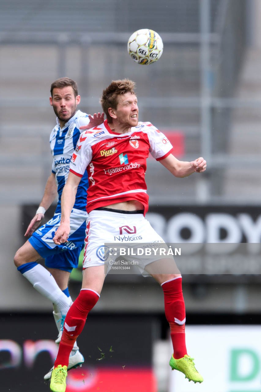 IFK Göteborgs Emil Salomonsson i nickduell med Kalmars