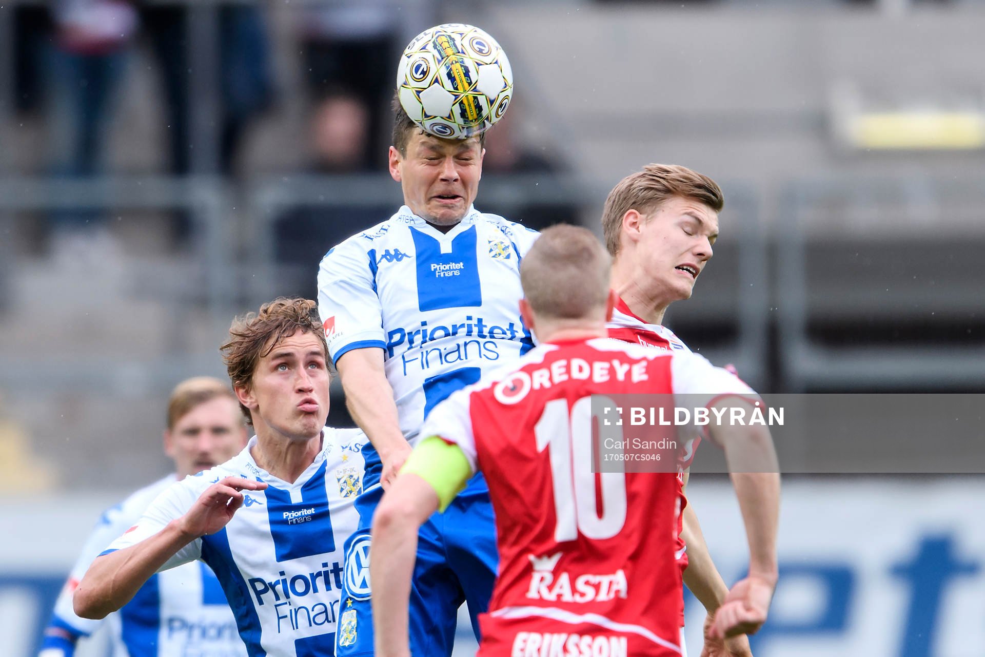 IFK Göteborgs Mads Albaek nickar bollen framför Thomas