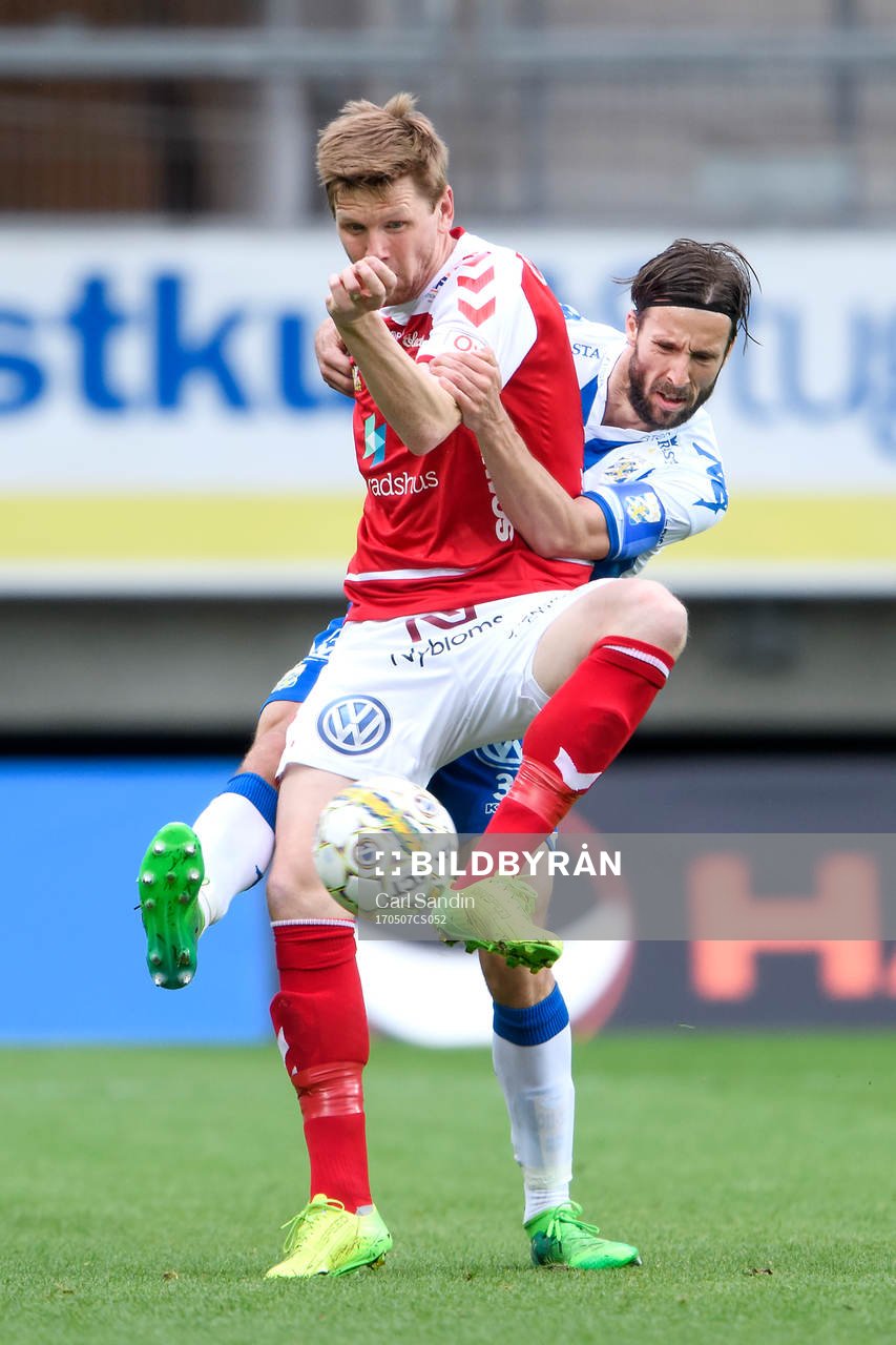 IFK Göteborgs Mattias Bjärsmyr i närkamp med Kalmars David Elm under fotbollsmatchen i Allsvenskan mellan IFK Göteborg och Kalmar den 7 maj 2017 i Göteborg.
