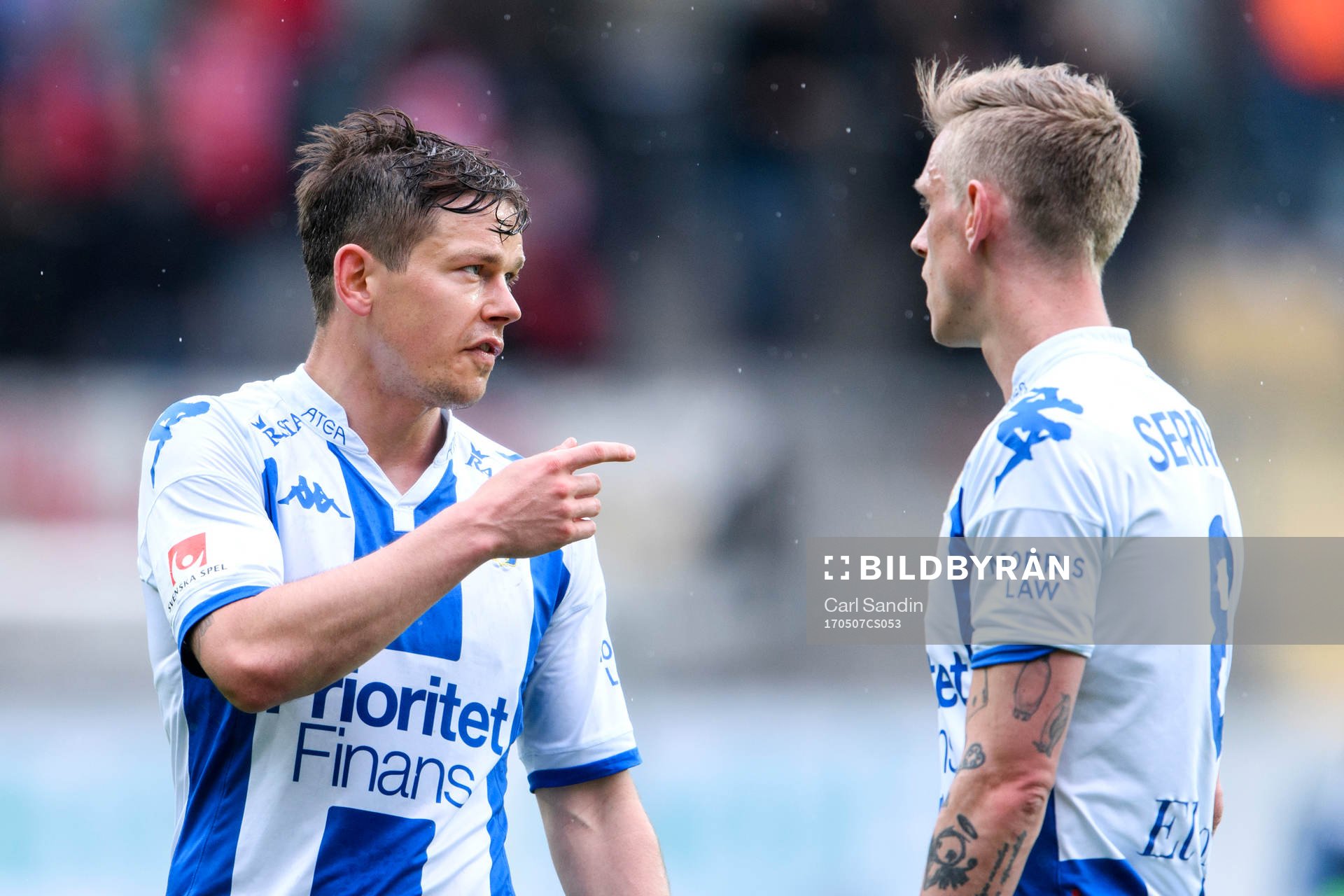 IFK Göteborgs Mads Albaek pratar med Sören Rieks under fotbollsmatchen i Allsvenskan mellan IFK Göteborg och Kalmar den 7 maj 2017 i Göteborg.
