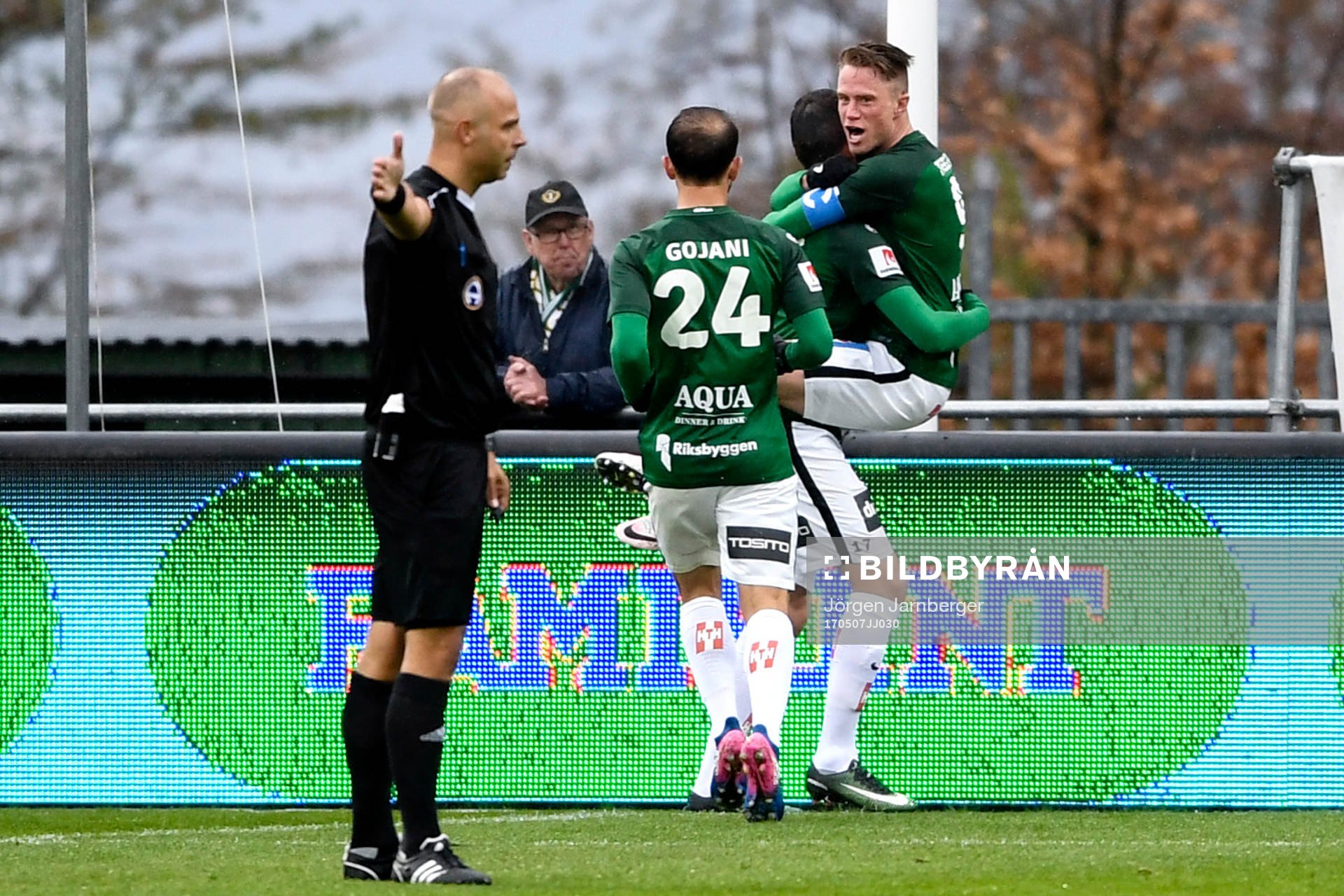 Jönköpings Daryl Smylie jublar med lagkamrater