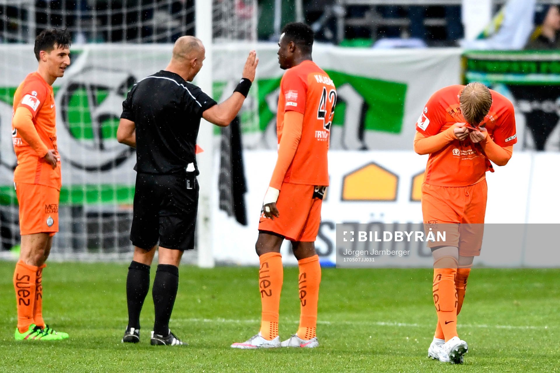 AFC Eskilstunas Ludvig Öhman Silwerfeldt visas ut av