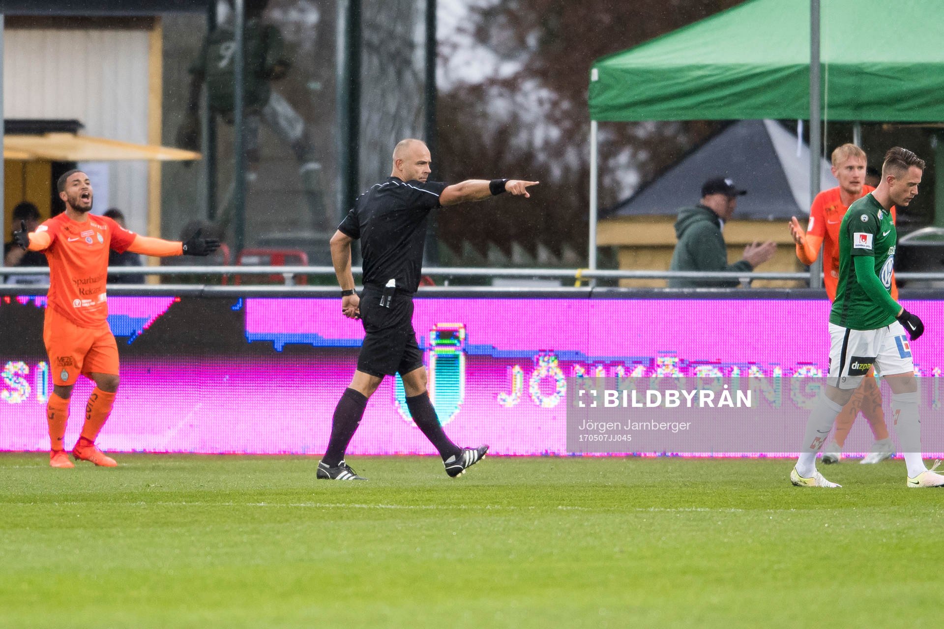 Domare Robert Daradic pekar på straffpunkten och AFC
