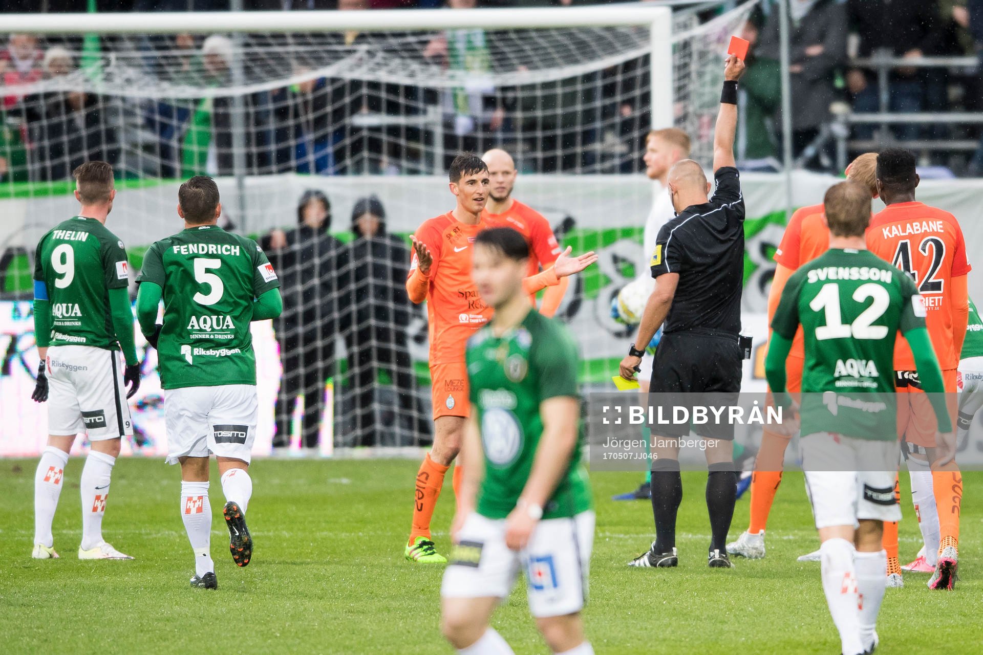 Domare Robert Daradic ger AFC Eskilstunas Ludvig Öhman