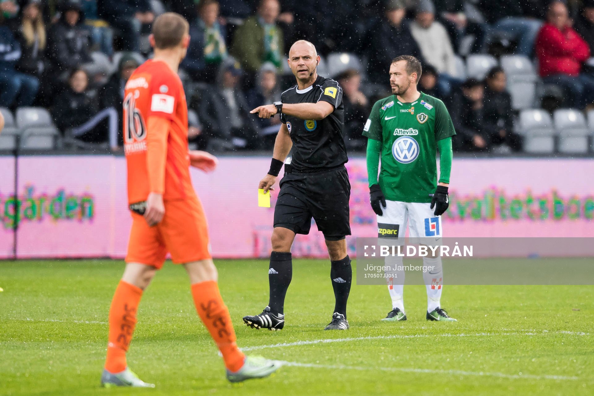 Domare Robert Daradic ger AFC Eskilstunas Simon