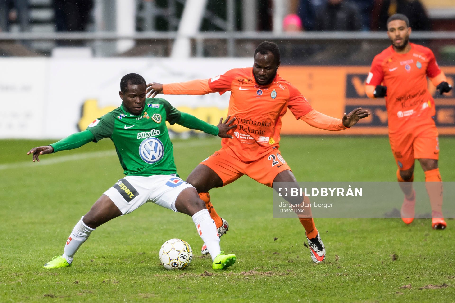 Jönköpings Eric Ayuk och AFC Eskilstunas Emmanuel Frimpong