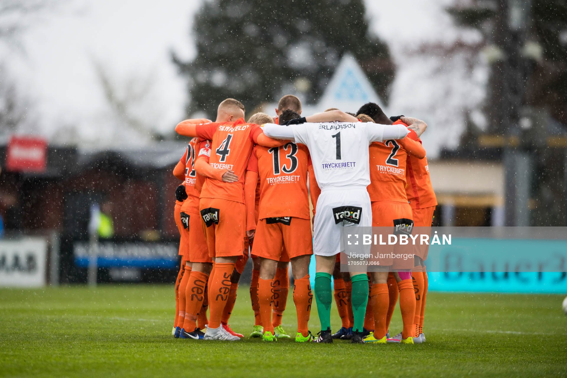 AFC Eskilstunas spelare innan avspark i fotbollsmatchen i