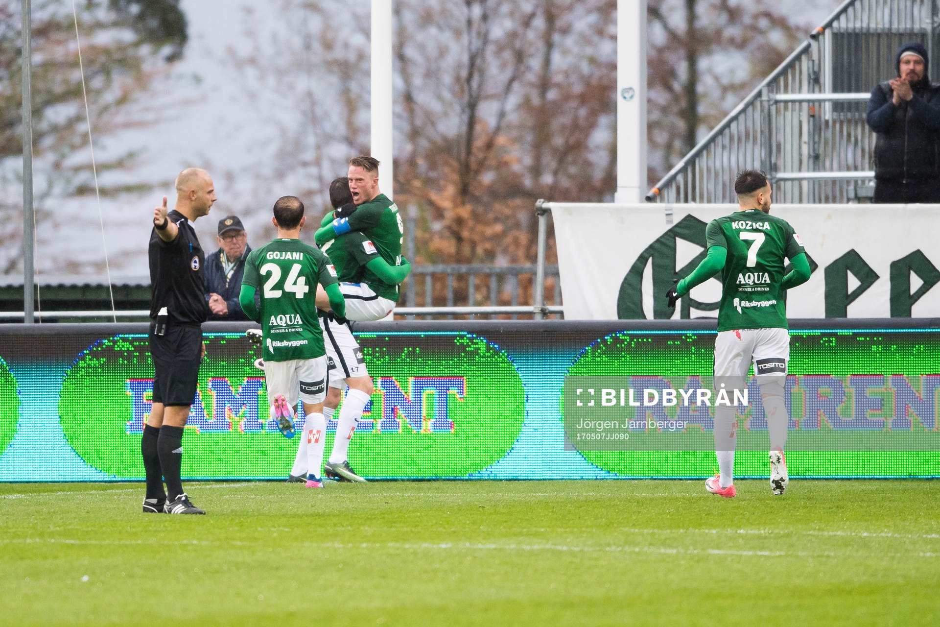 Jönköpings Daryl Smylie har gjort 1-0 och kramas om av