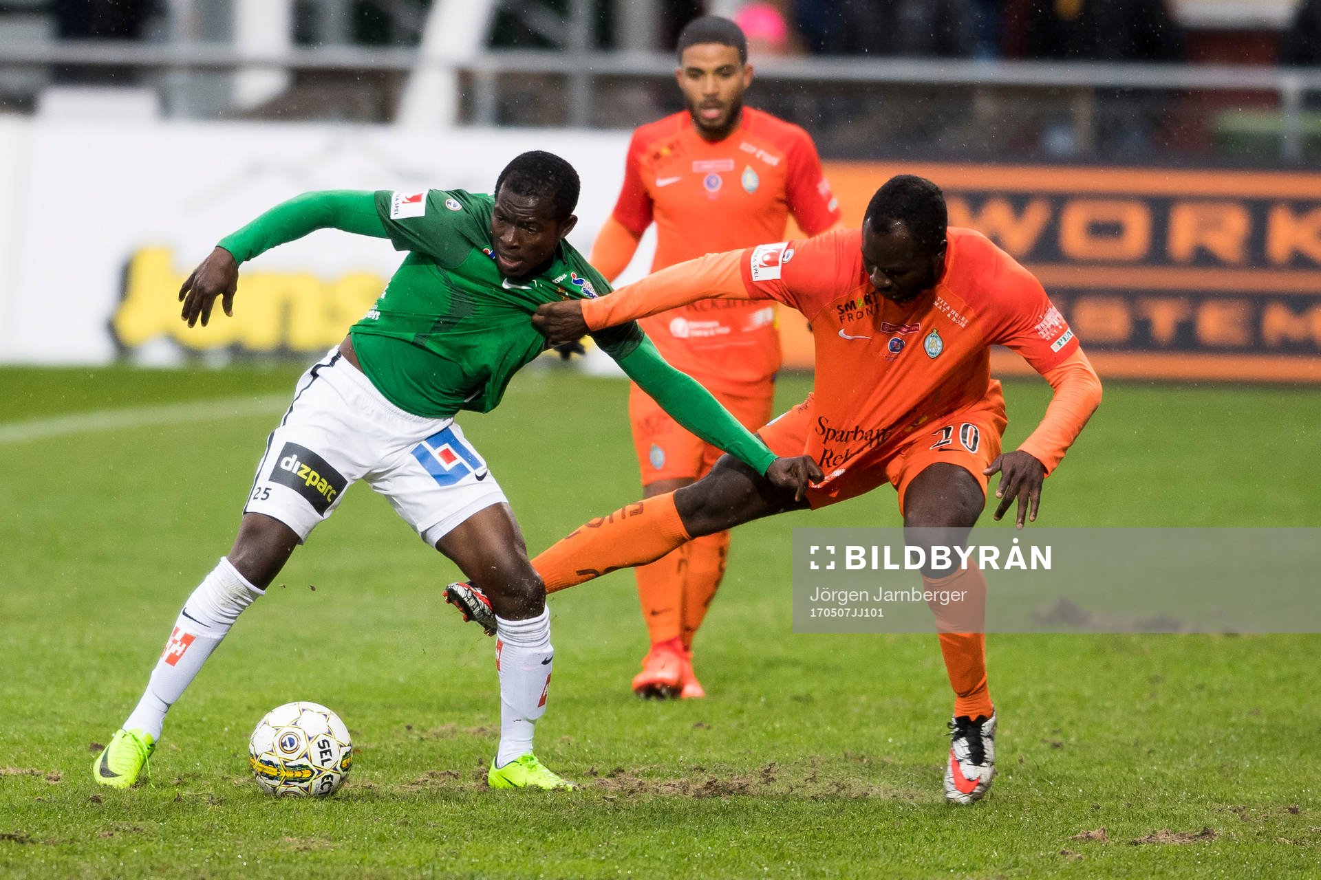Jönköpings Eric Ayuk och AFC Eskilstunas Emmanuel Frimpong