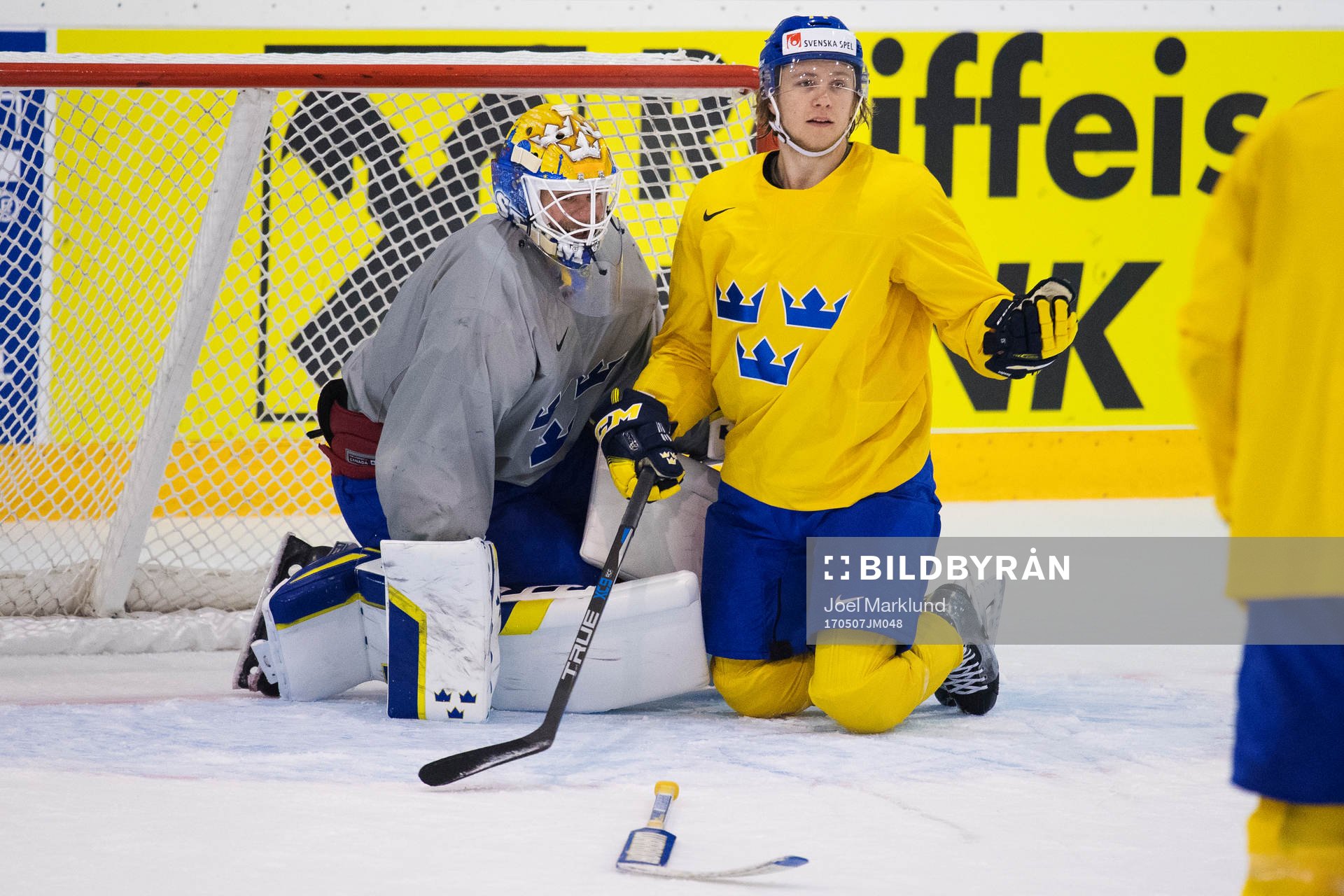 Målvakten Eddie Läck och William Karlsson på Sveriges