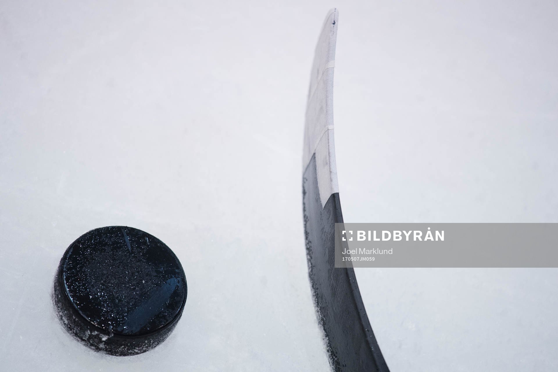 Puck och blad för hockeyklubba på Sveriges