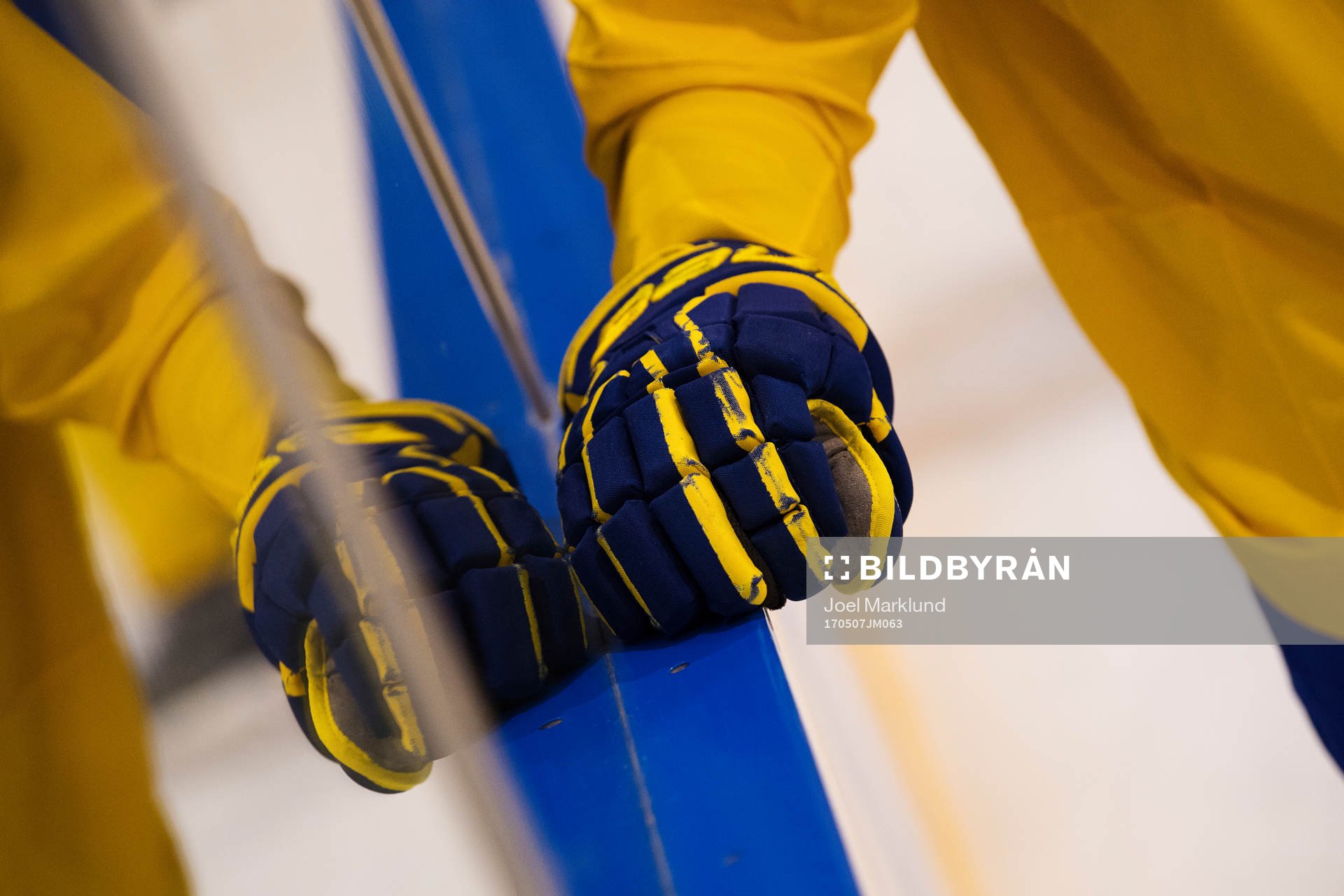 En ishockeyhandske reflekteras på Sveriges