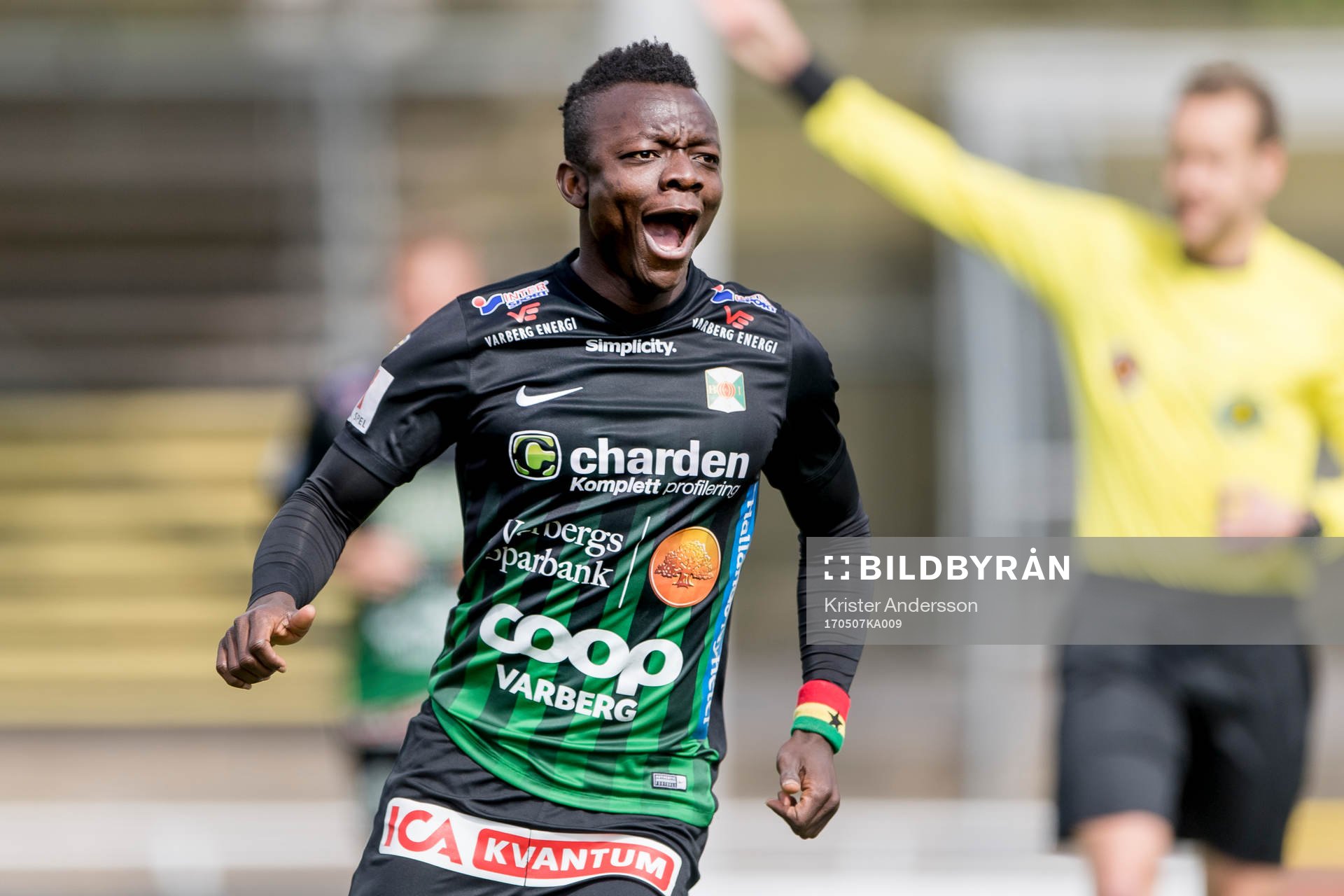 Varbergs Thomas Boakye jublar efter 1-0 under fotbollsmatchen i Superettan mellan Varberg och Norrby den 7 maj 2017 i Varberg.