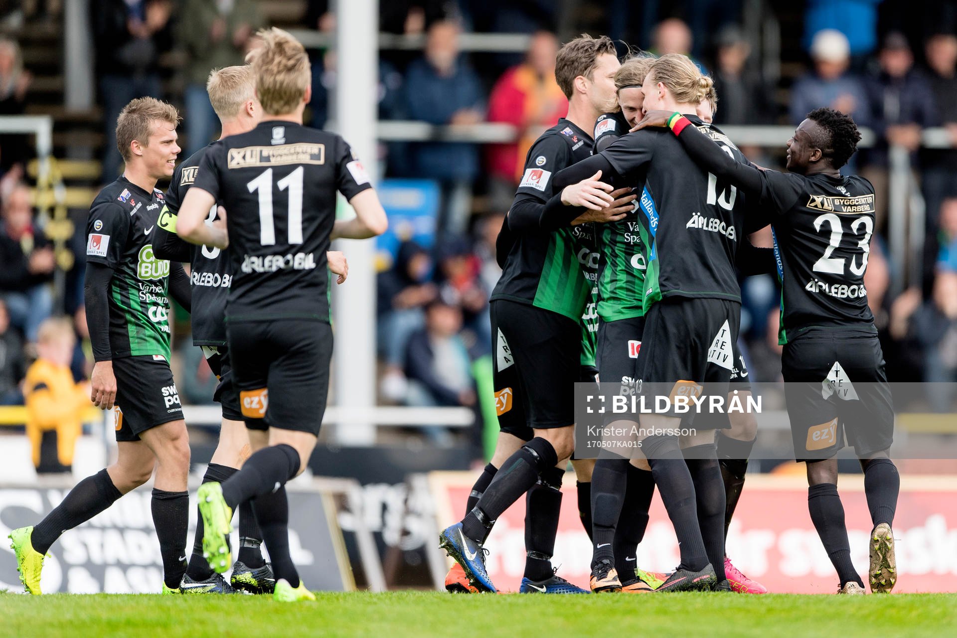Varbergs Anton Liljenbäck har gjort 2-0 och jublar med laget under fotbollsmatchen i Superettan mellan Varberg och Norrby den 7 maj 2017 i Varberg.