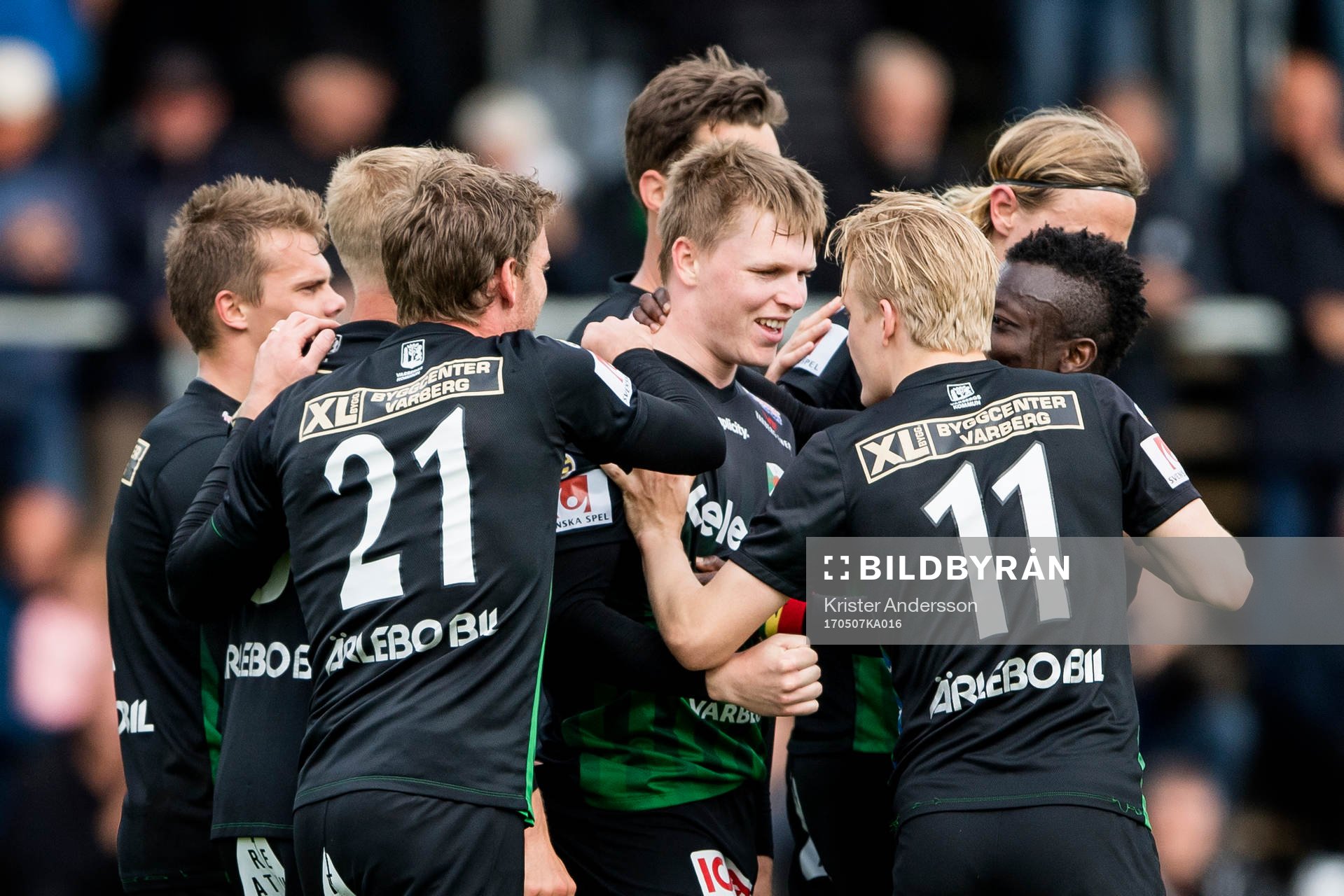 Varbergs Anton Liljenbäck (i mitten) har gjort 2-0 och