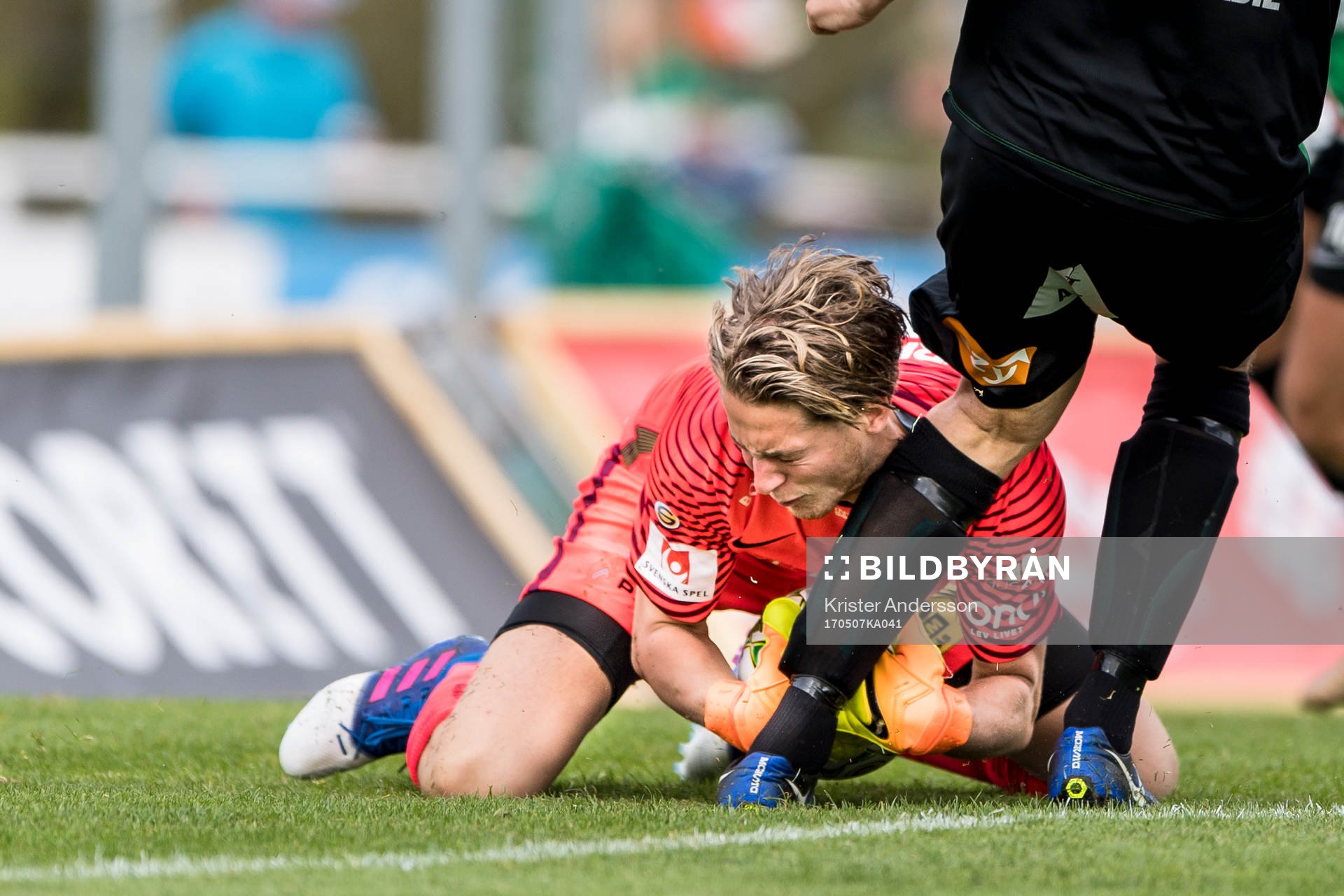 Norrbys målvakt Robin Holmer under fotbollsmatchen i Superettan mellan Varberg och Norrby den 7 maj 2017 i Varberg.