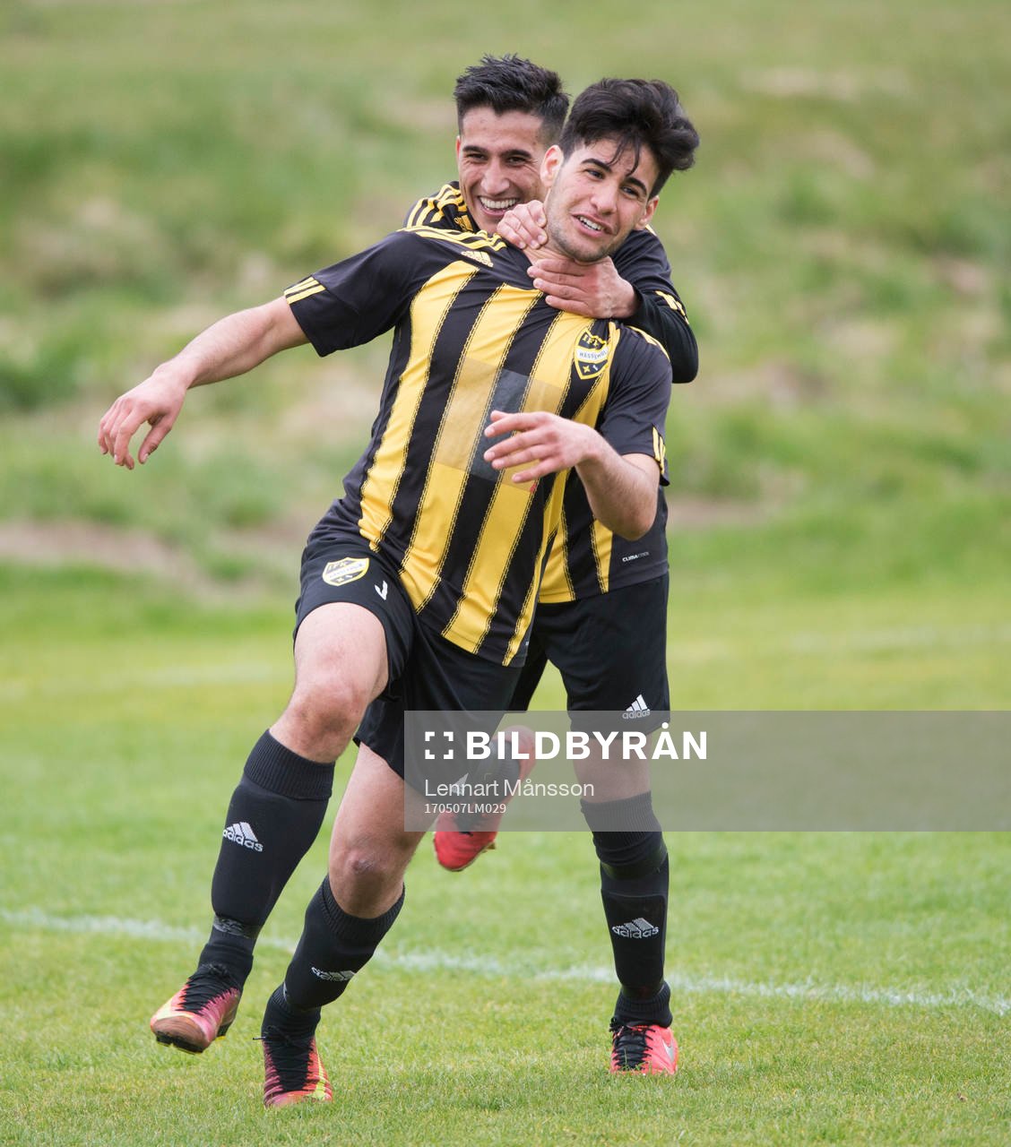 IFK Hässleholms Cavani och grattas i matchen för juniorer mellan IFK Hässleholm och Eskilsminne i Hässleholm 7 maj 2017.  