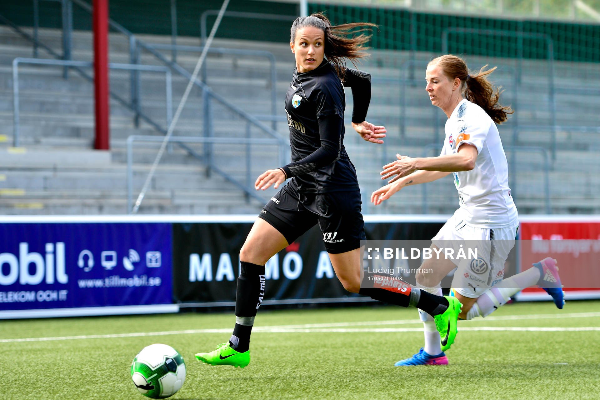 Göteborgs Beata Kollmats jagas av Rosengårds Lotta Schelin