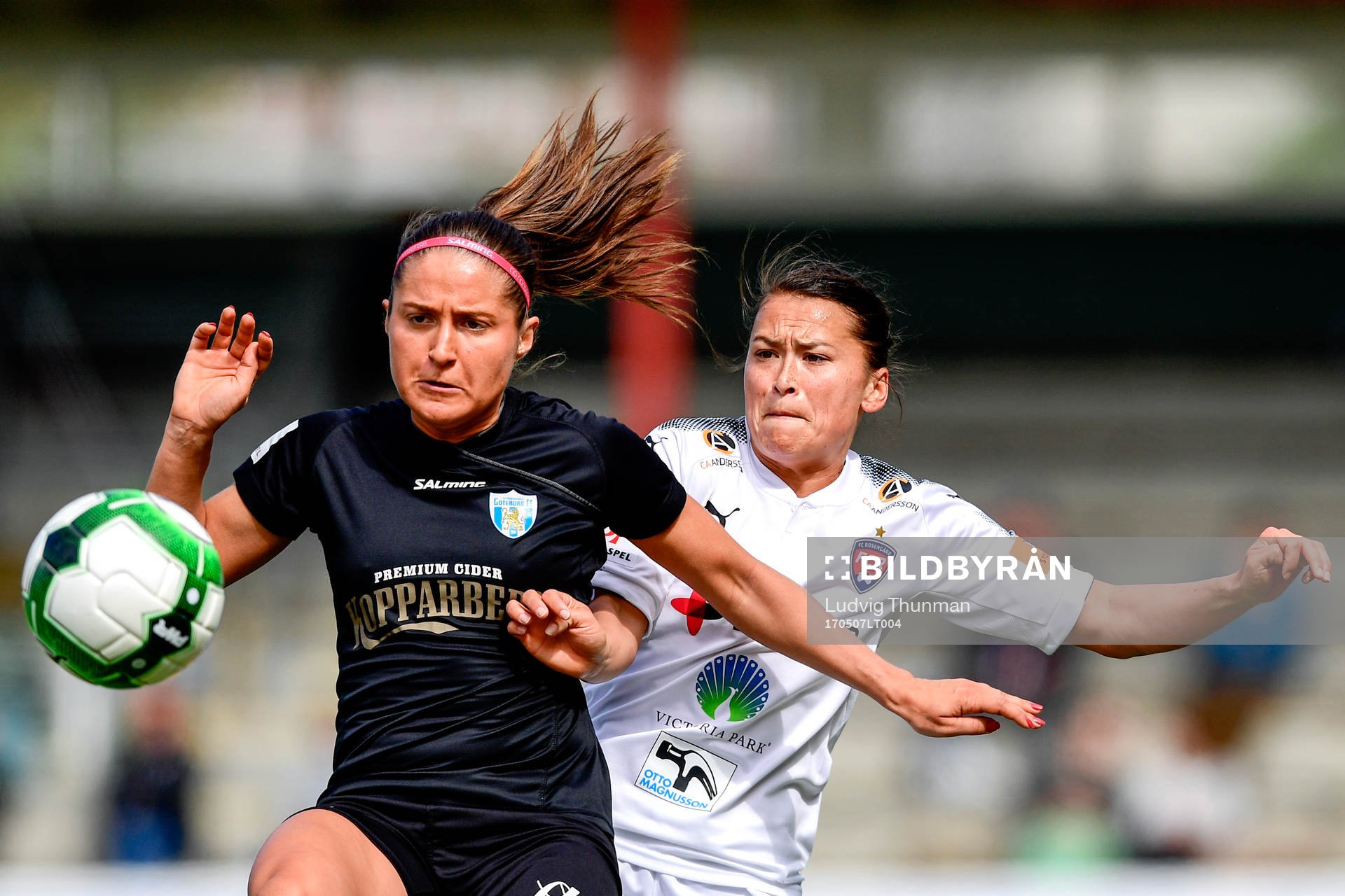 Göteborgs Irvina Bajramovic och Rosengårds Alexandra Lowe Riley under fotbollsmatchen i Damallsvenskan mellan FC Rosengård och Kopparbergs Göteborg FC den 7 maj 2017 i Malmö.