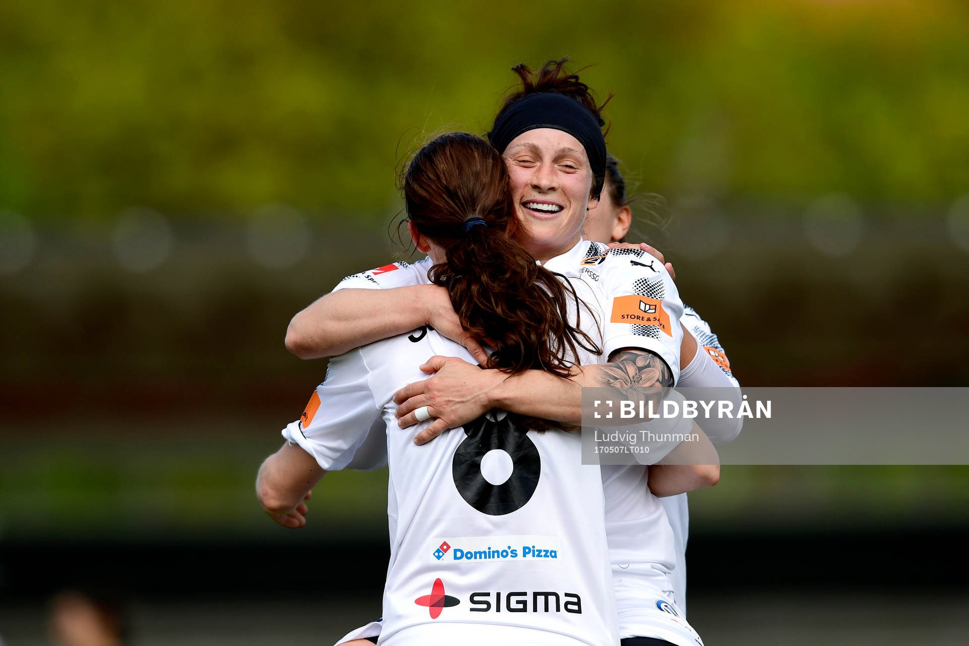 Rosengårds Ella Masar McLeod och Lotta Schelin jublar