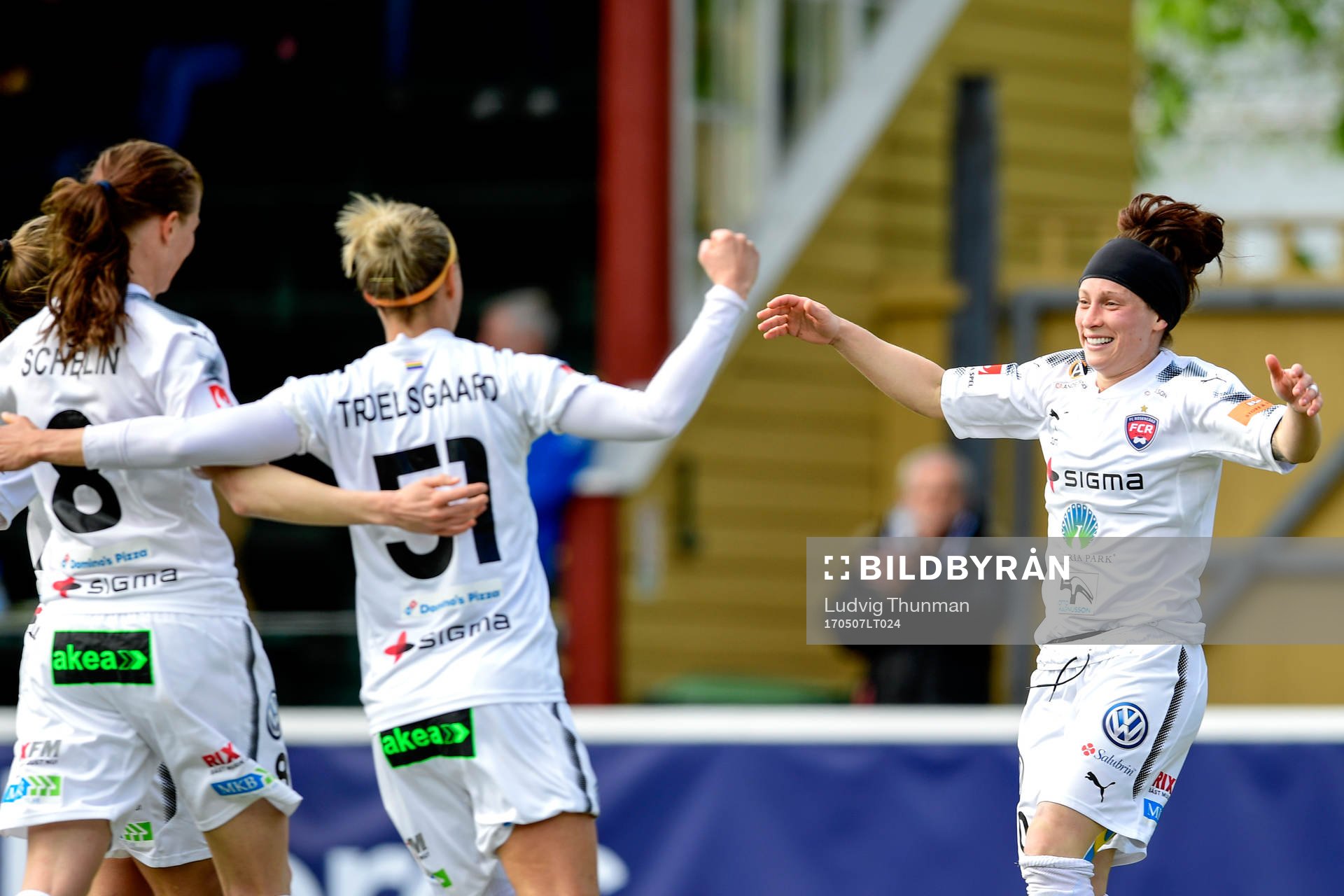 Rosengårds Ella Masar McLeod jublar med lagkamrater