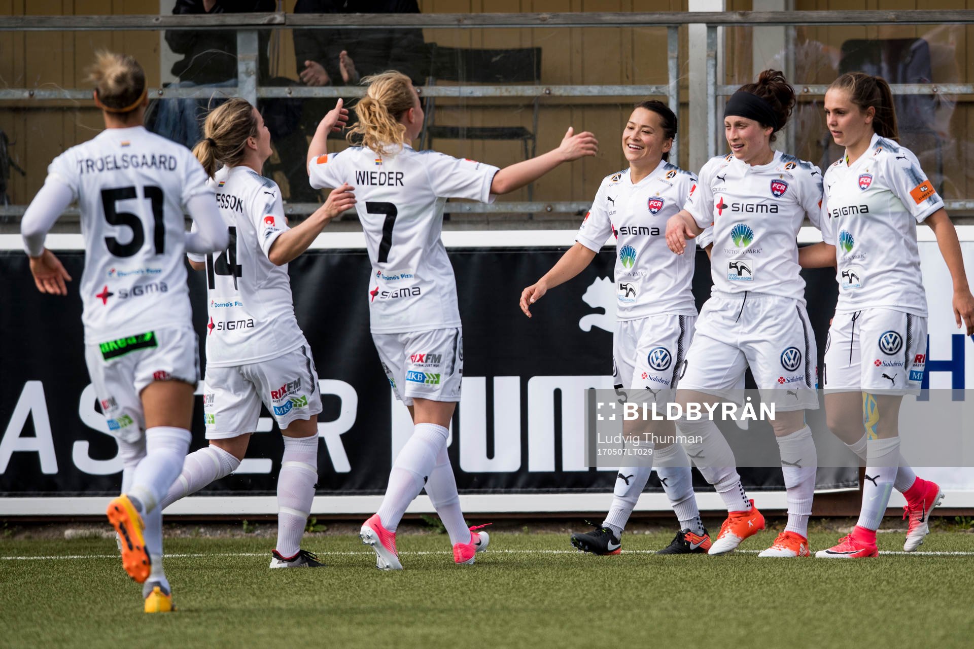 Rosengårds Ella Masar McLeod kramas om av lagkamraterna