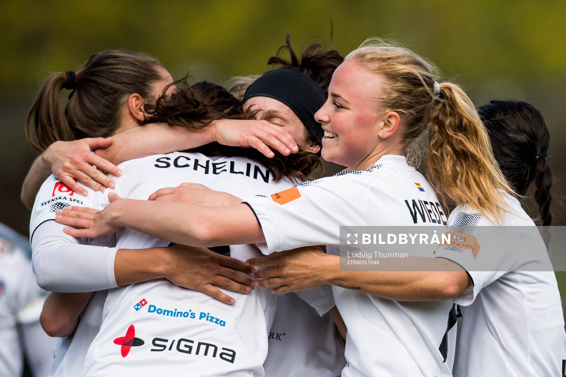Rosengårds Lotta Schelin kramas om