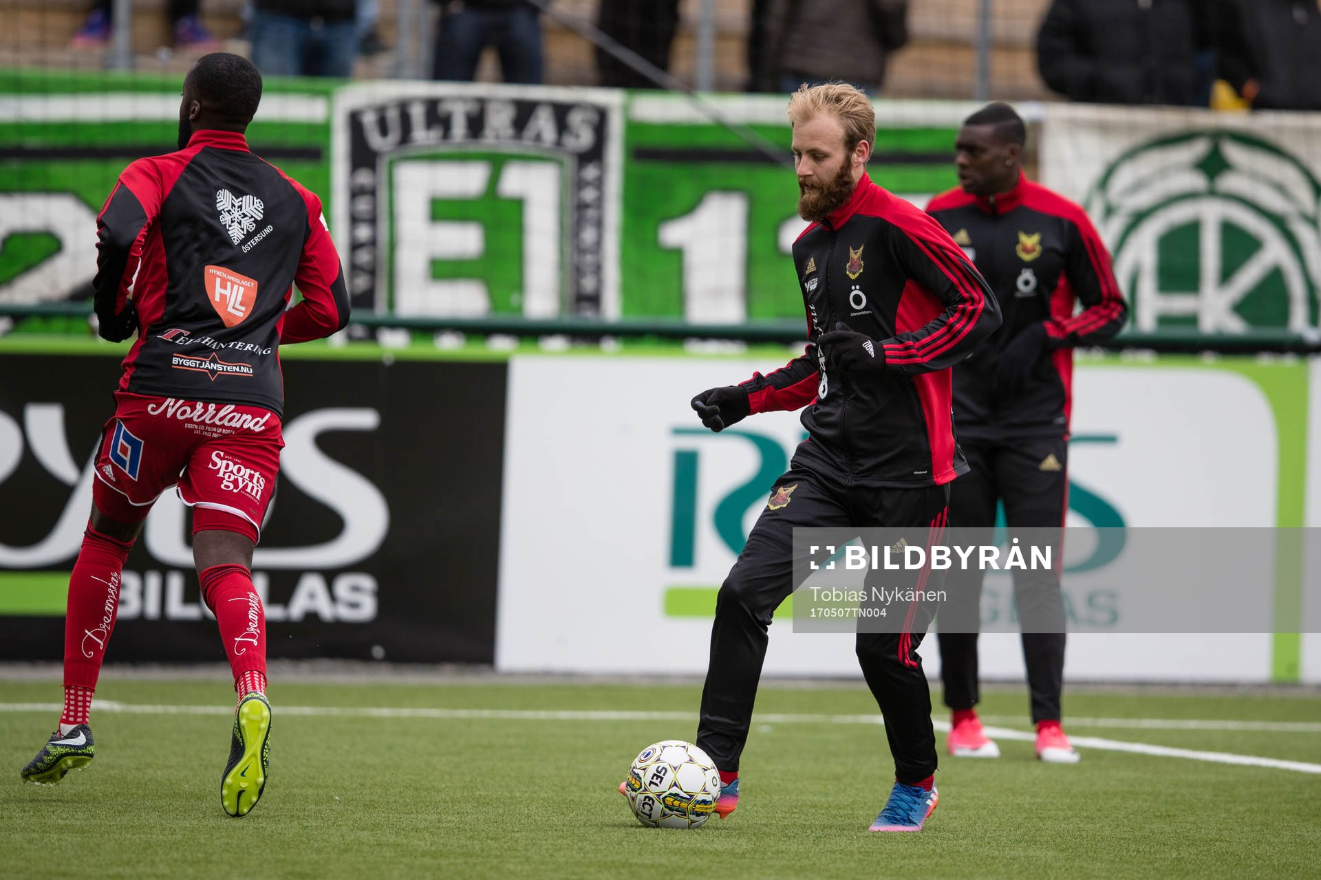 Östersunds Curtis Edwards värmer upp