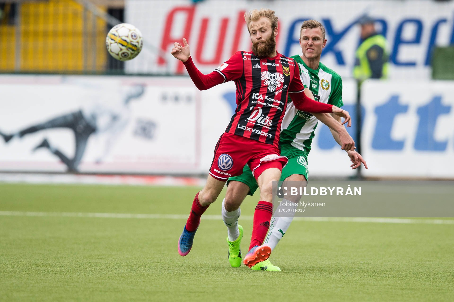 Östersunds Curtis Edwards mot Hammarbys Richard Magyar