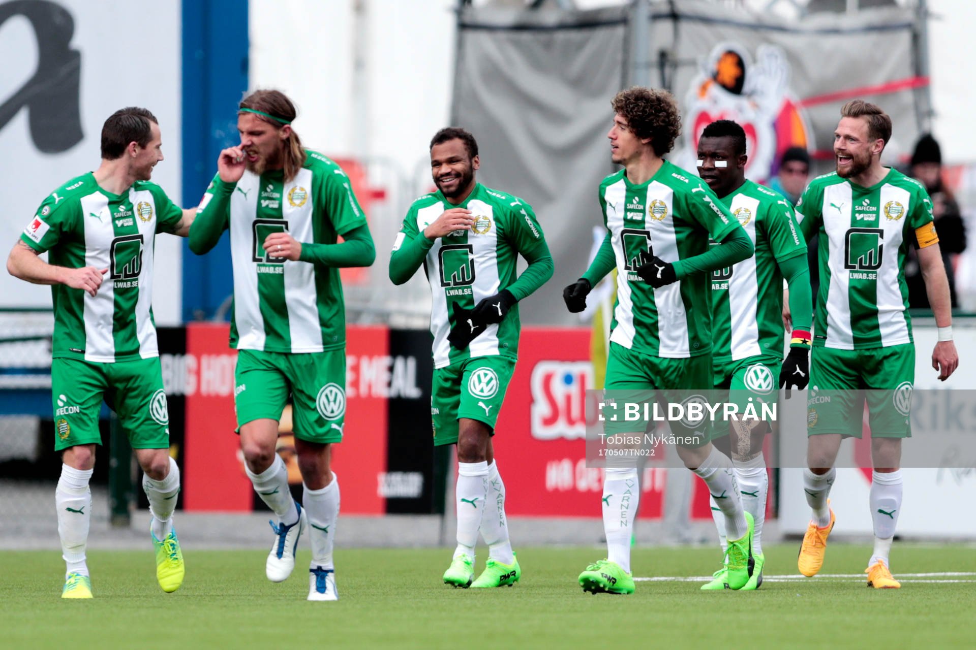 Hammarbys Serge-Junior Martinsson Ngouali jublar med