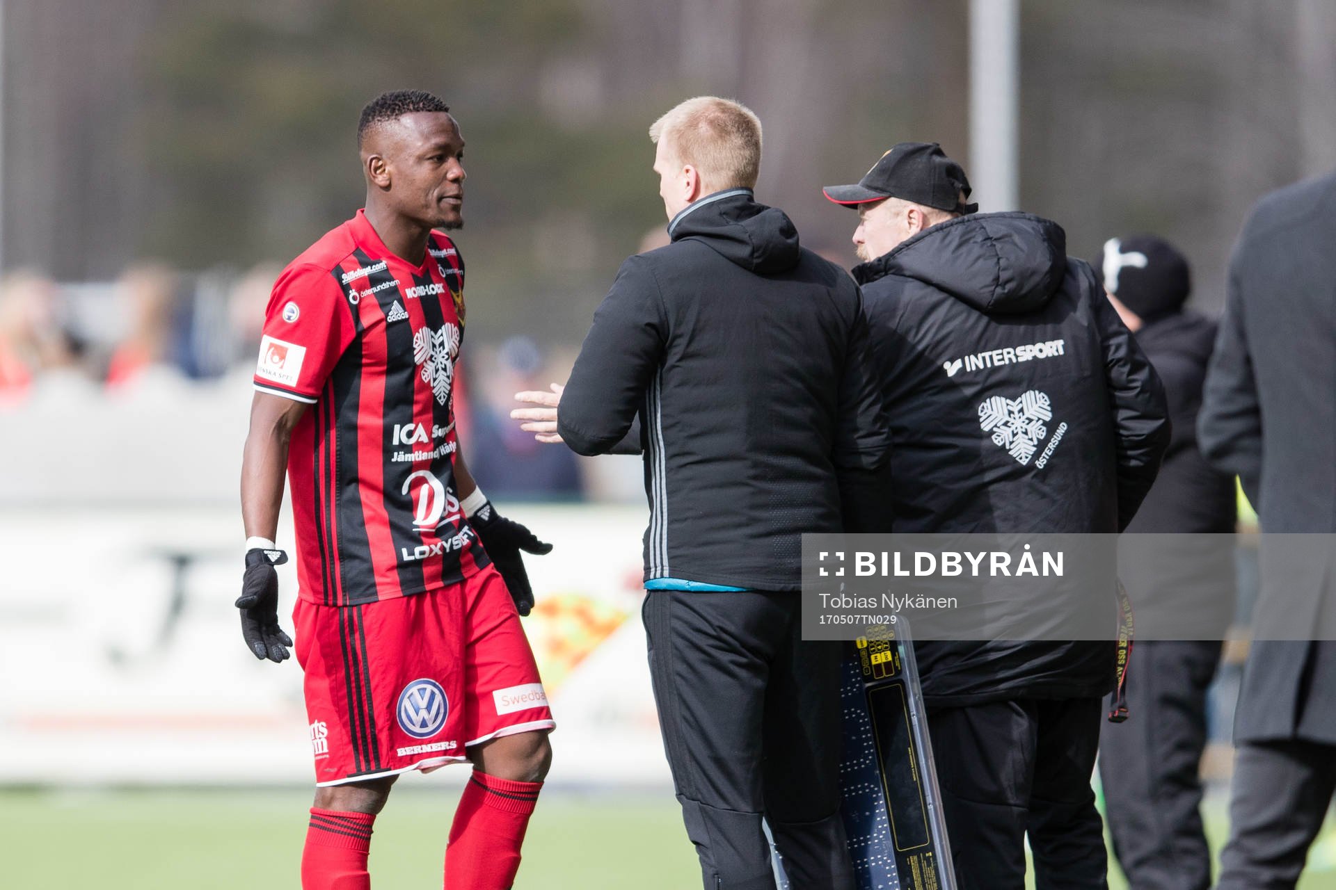 Östersunds Alhaji Gero pratar med fjärdedomare Henrik