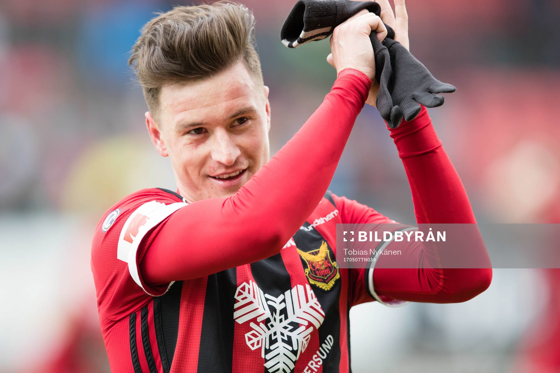 Östersunds Jamie Hopcutt tackar publiken