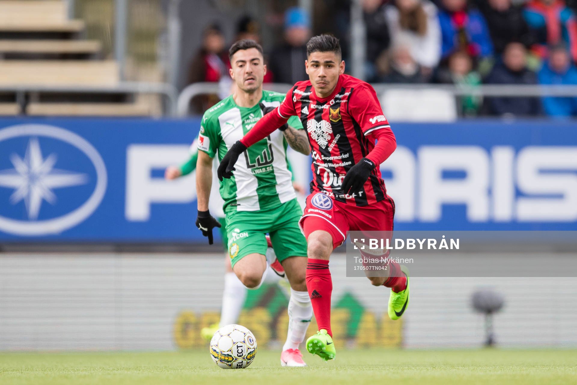 Östersunds Hosam Aiesh mot Hammarbys Jiloan Hamad
