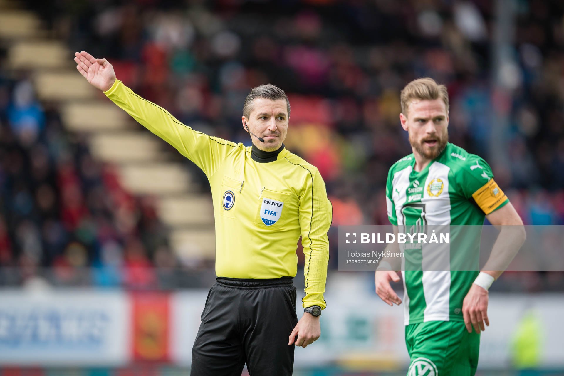Domare Bojan Pandzic och Hammarbys Arnór Smárason