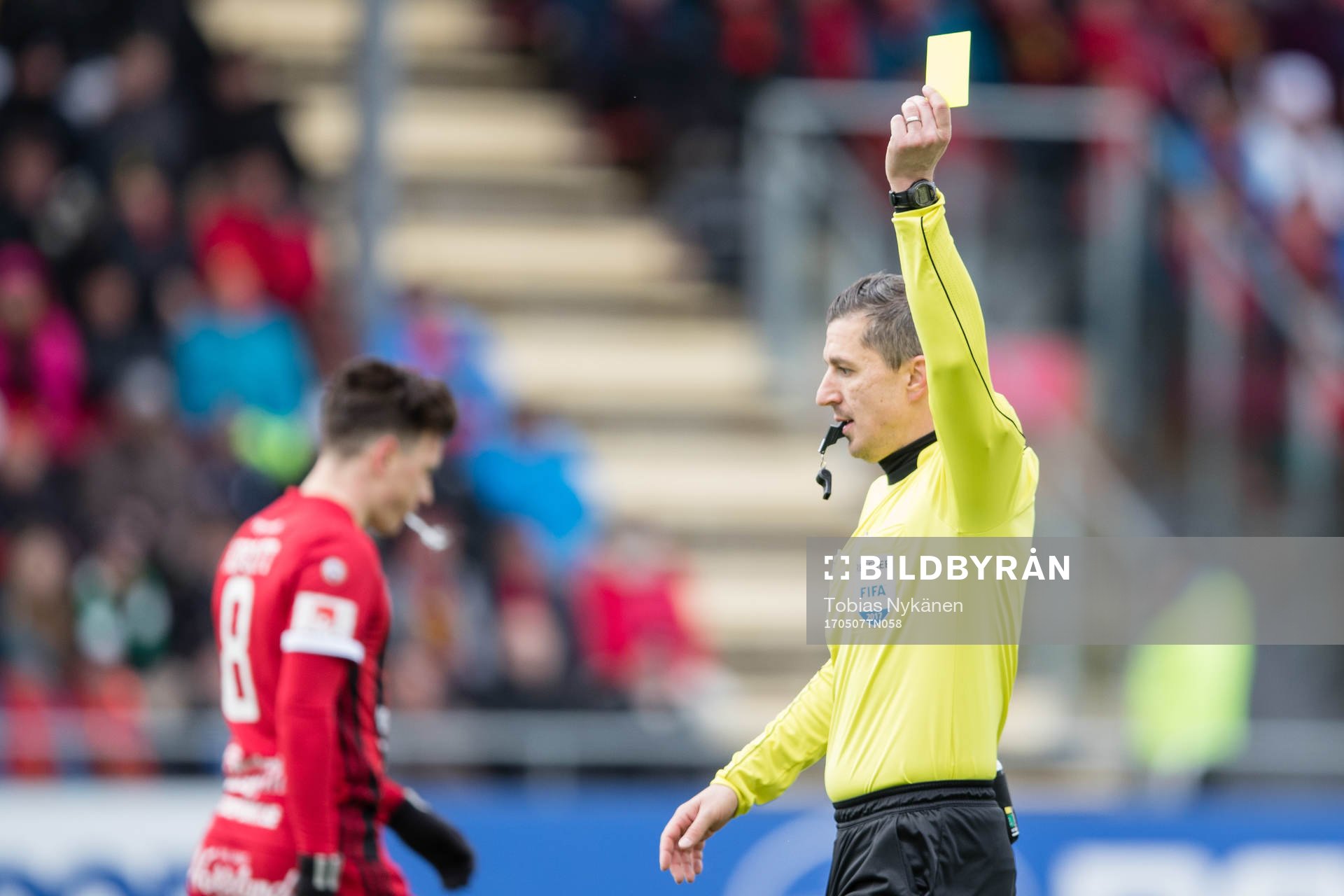 Domare Bojan Pandzic ger gult kort till Östersunds Alhaji