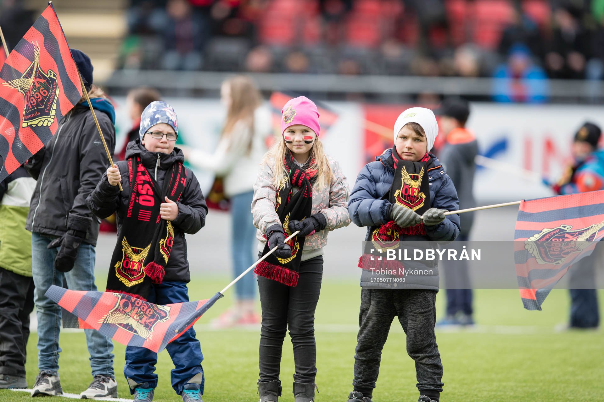 unga Östersunds supportrar innan fotbollsmatchen i