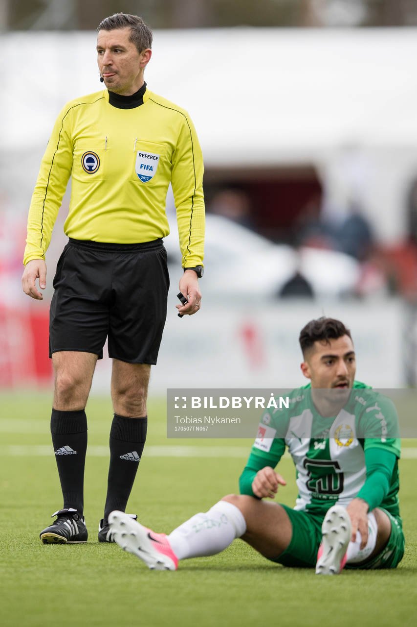 Domare Bojan Pandzic står bredvid sittandes Hammarbys