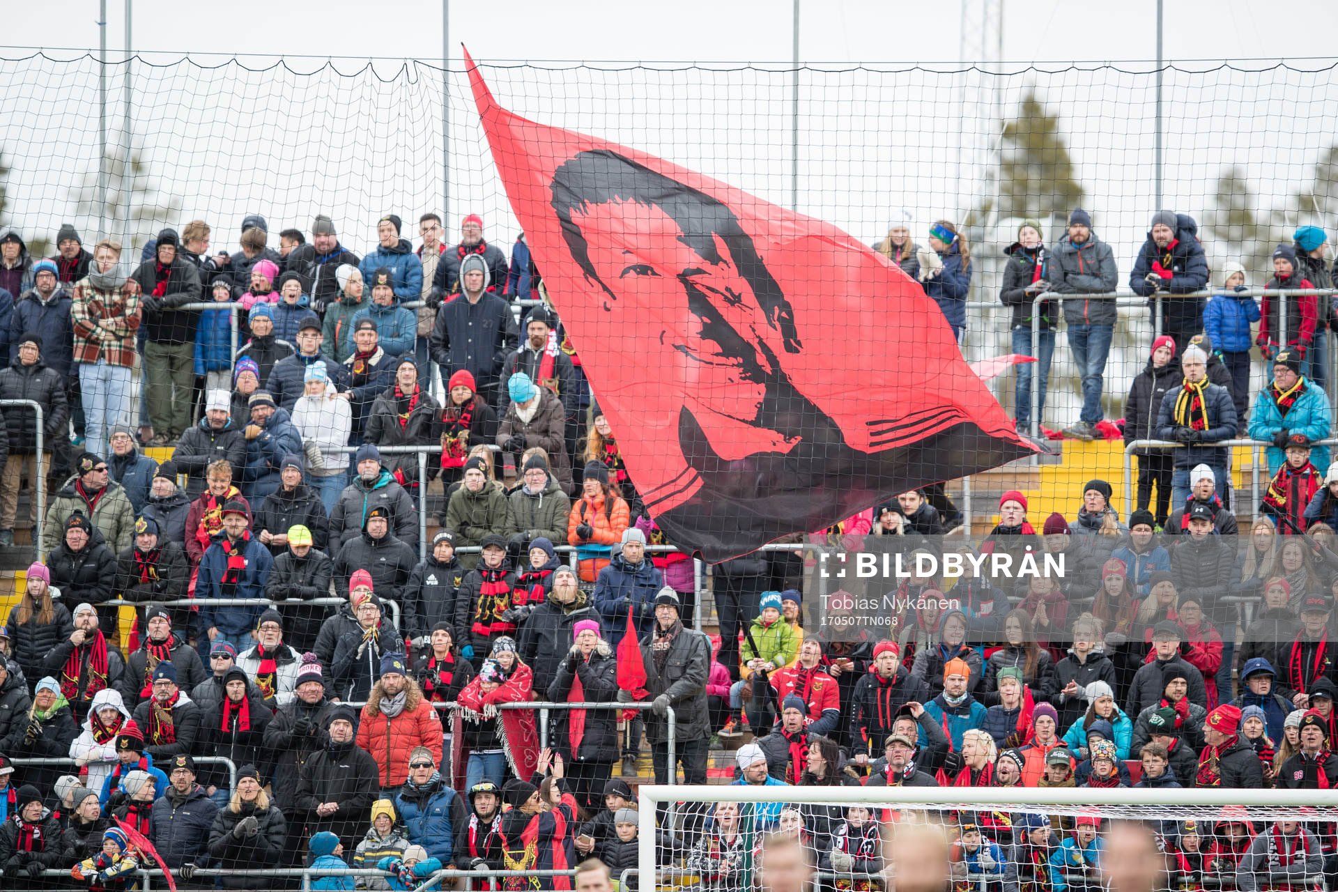 Östersunds supportrarna viftar på en flagga
