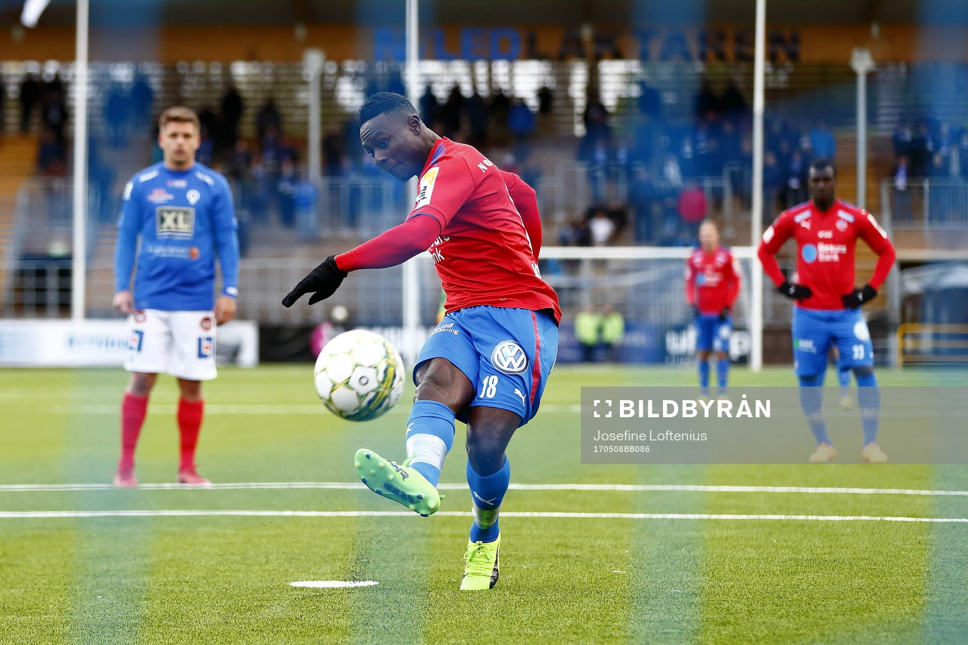 Helsingborgs Oke Akpoveta gör mål 0-1 på straff